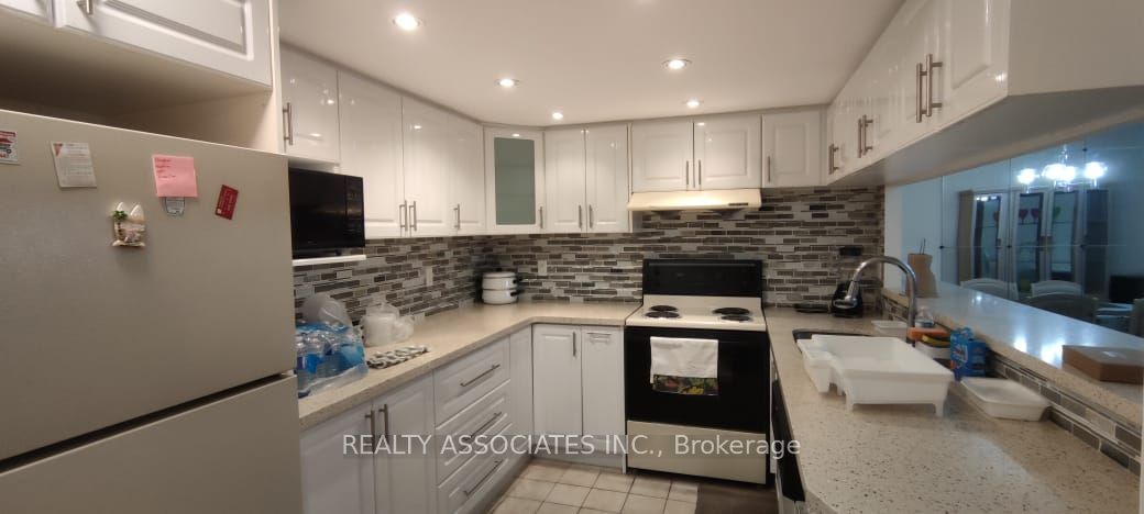 330 Alton Towers Circle 1903, Toronto, ON M1V 5H3 photo 3