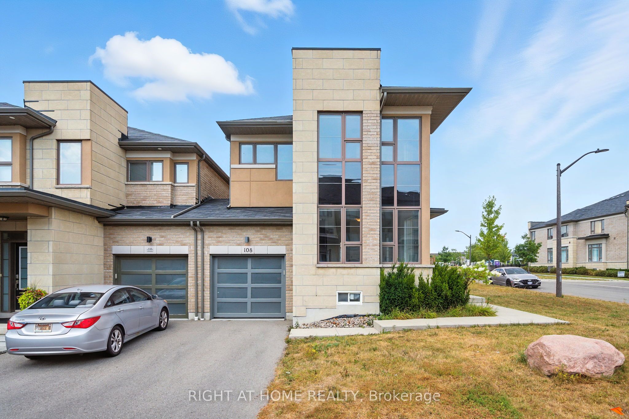 108 Vanier Street, Whitby, ON L1R 0N3 photo 2