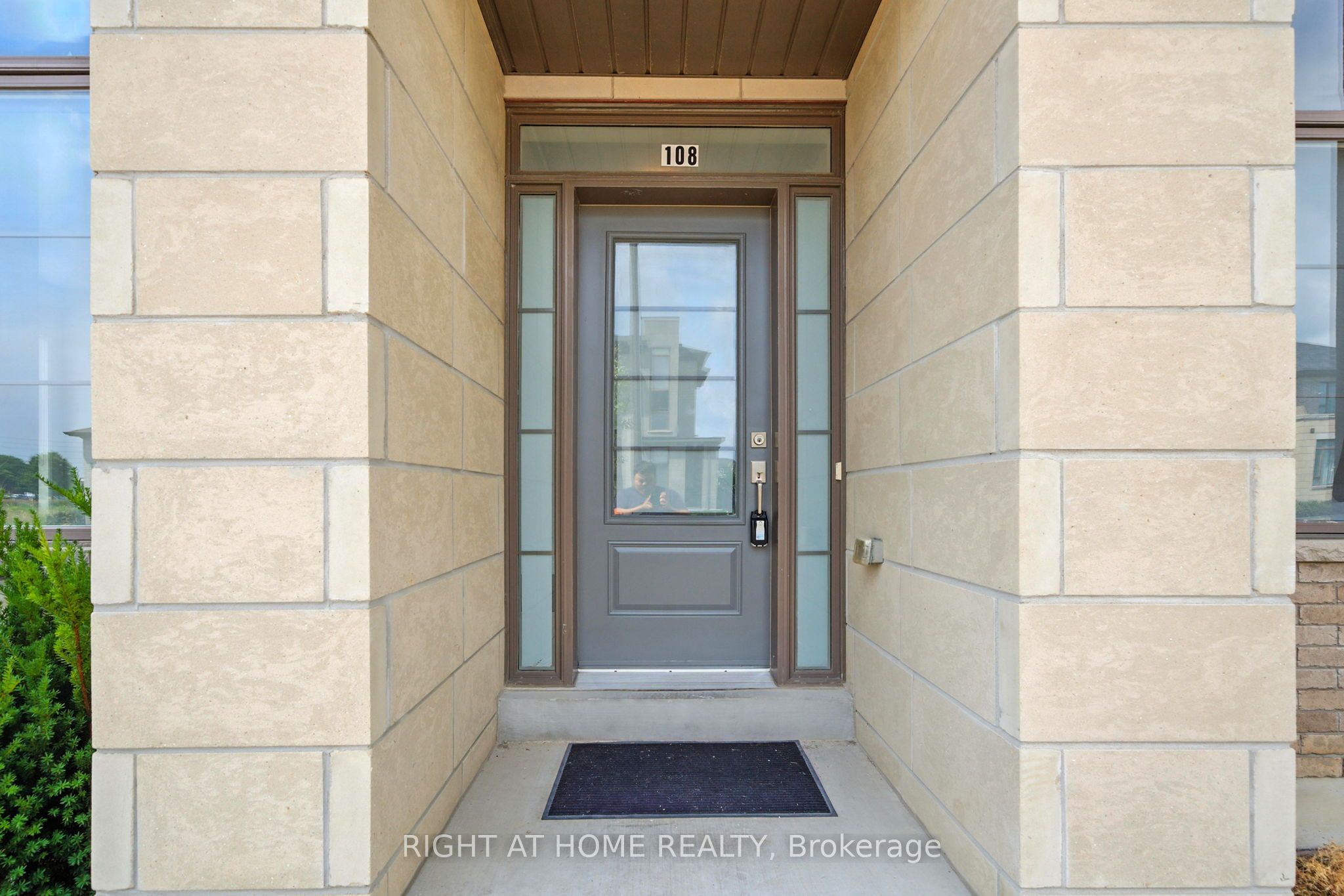 108 Vanier Street, Whitby, ON L1R 0N3 photo 3