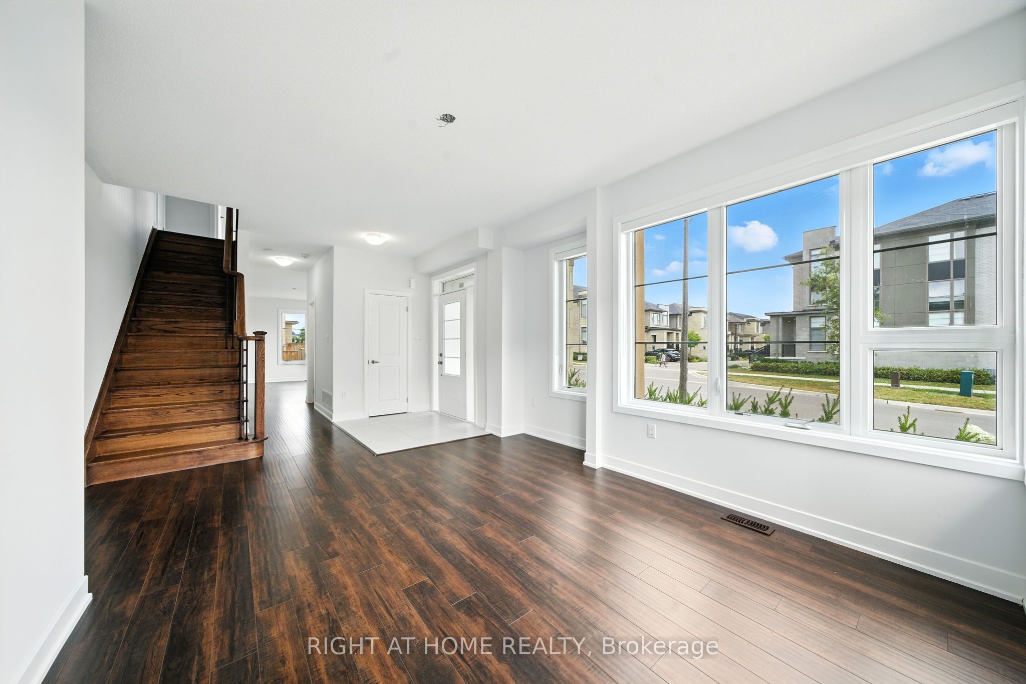 108 Vanier Street, Whitby, ON L1R 0N3 photo 4