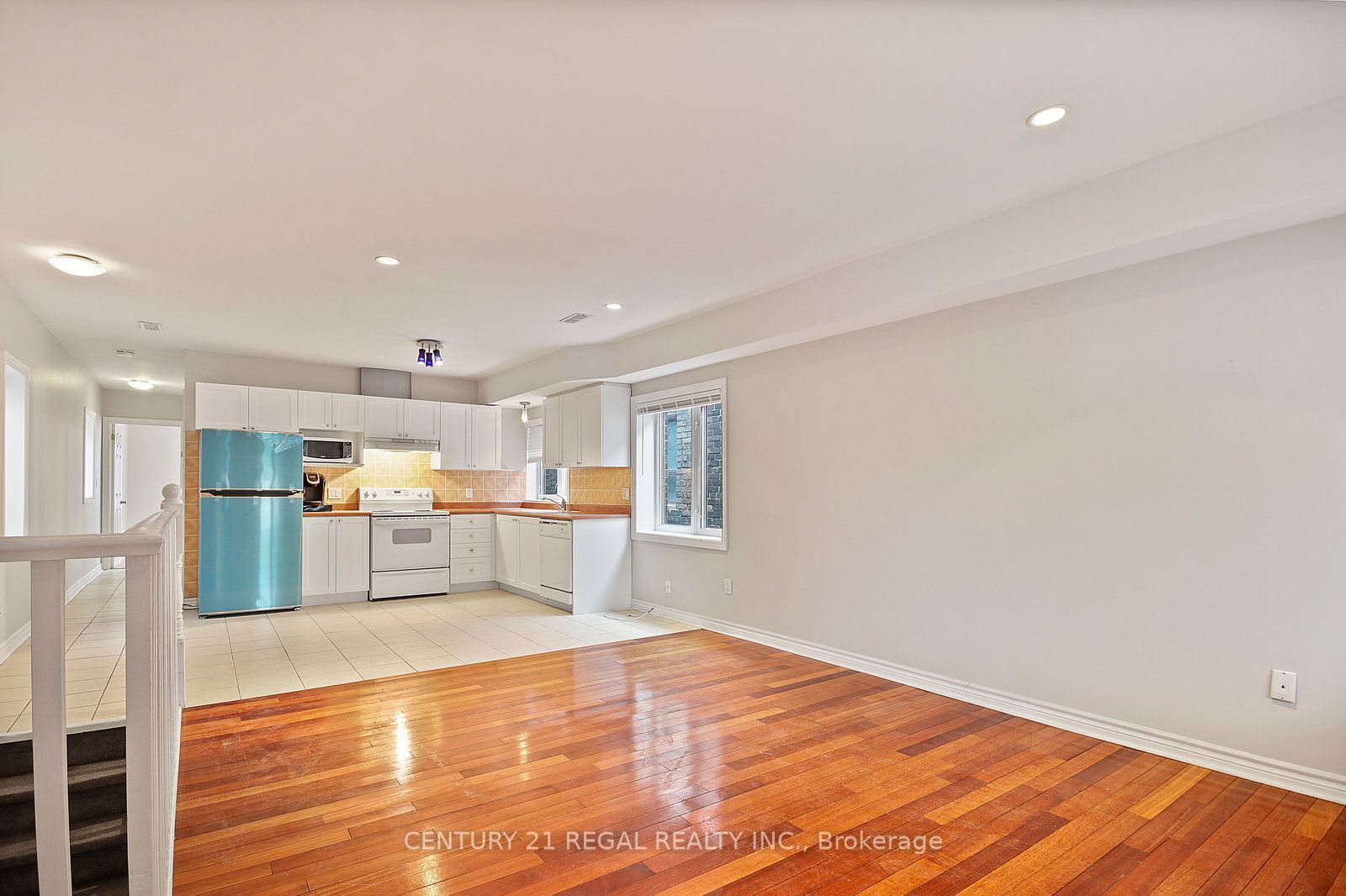 1117 Queen Street E 2nd Floor, Toronto, ON M4M 1K9 photo 3