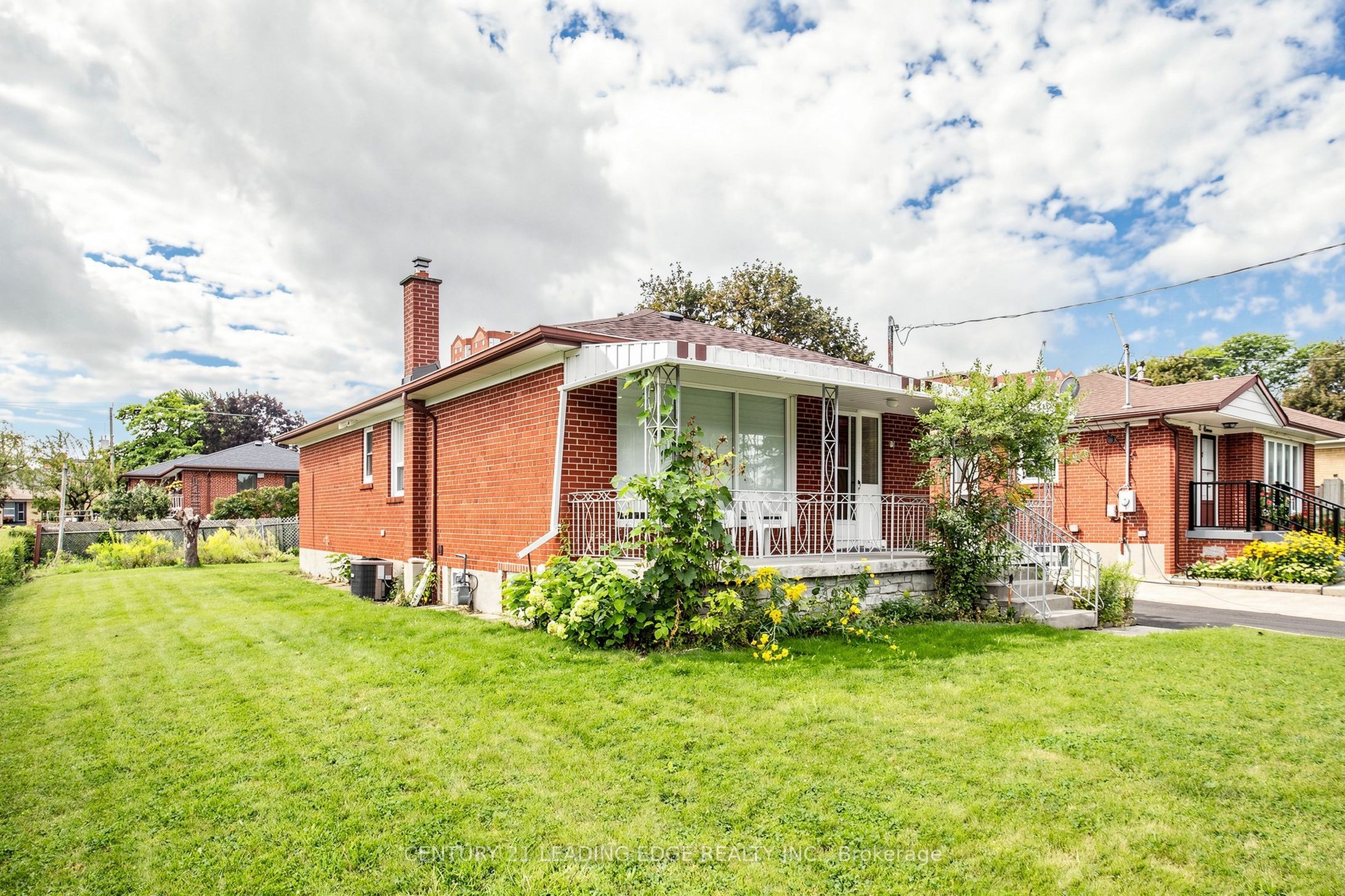 15 Maretta Avenue Lower, Toronto, ON M1K 3X8