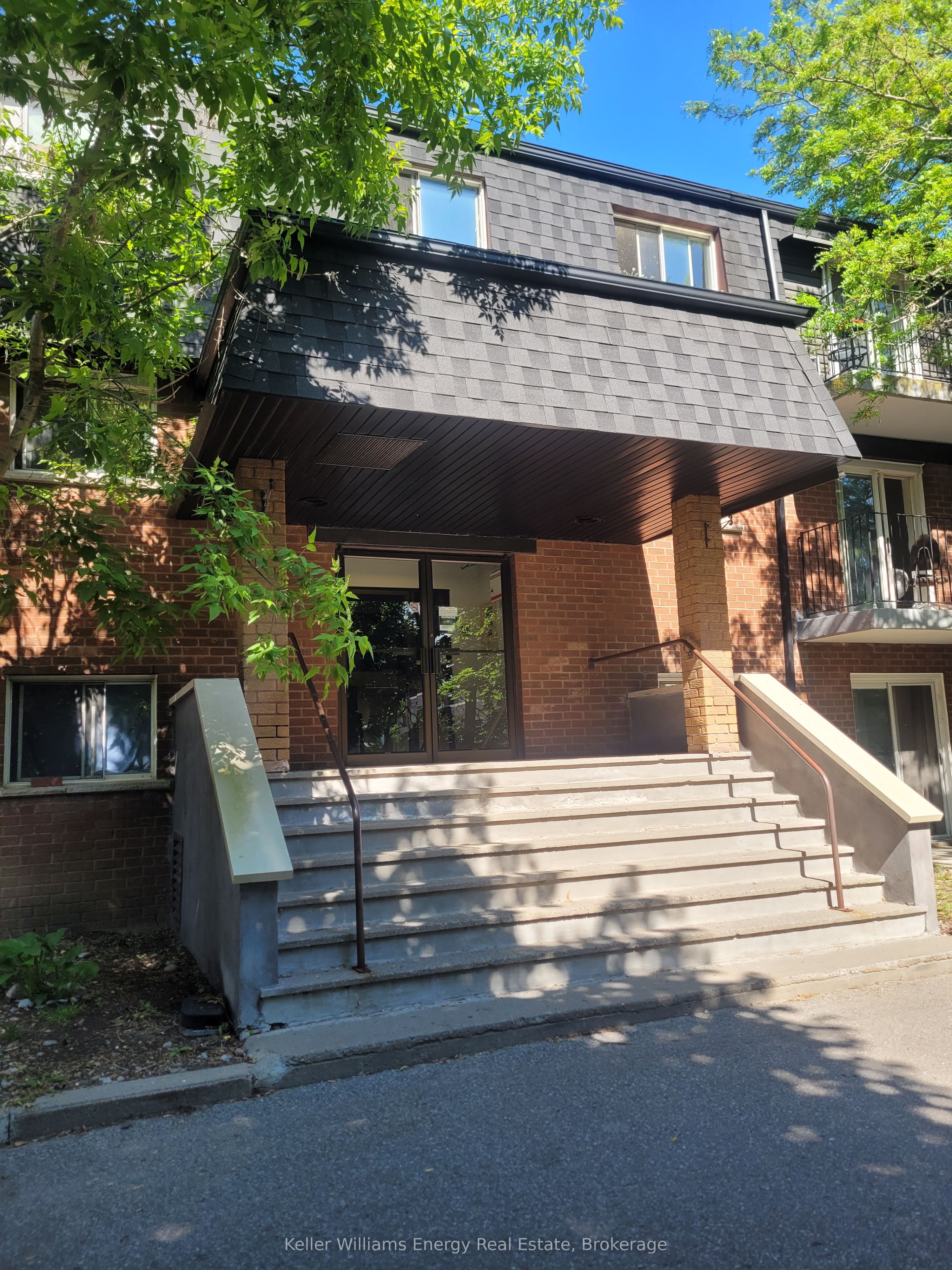 576 Mary Street E 106, Whitby, ON L1N 2R3 photo 2