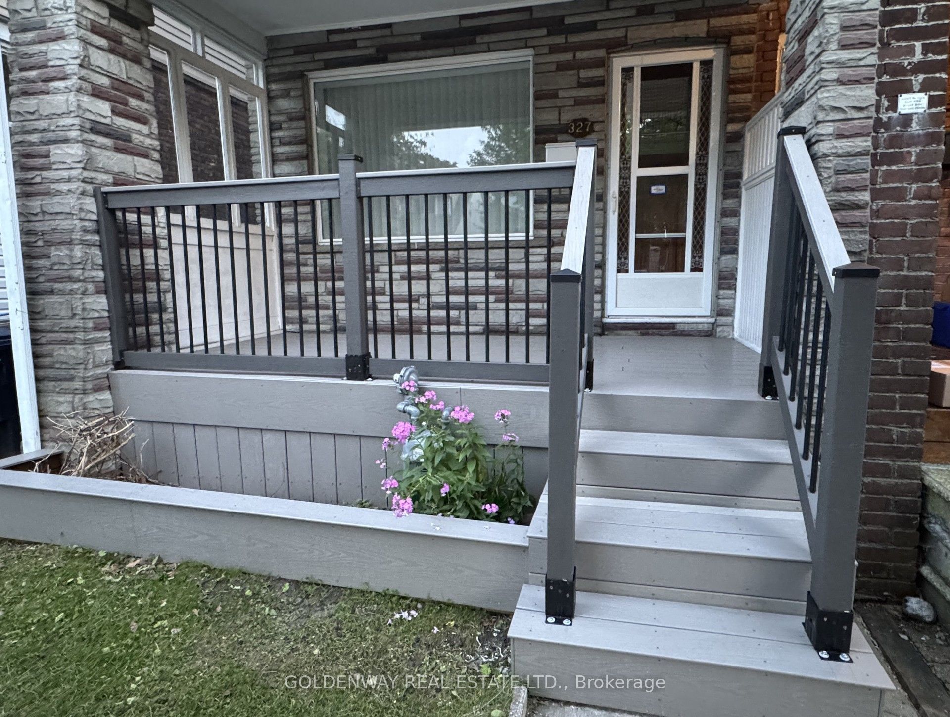 327 Springdale Boulevard, Toronto, ON M4C 2A3 photo 2
