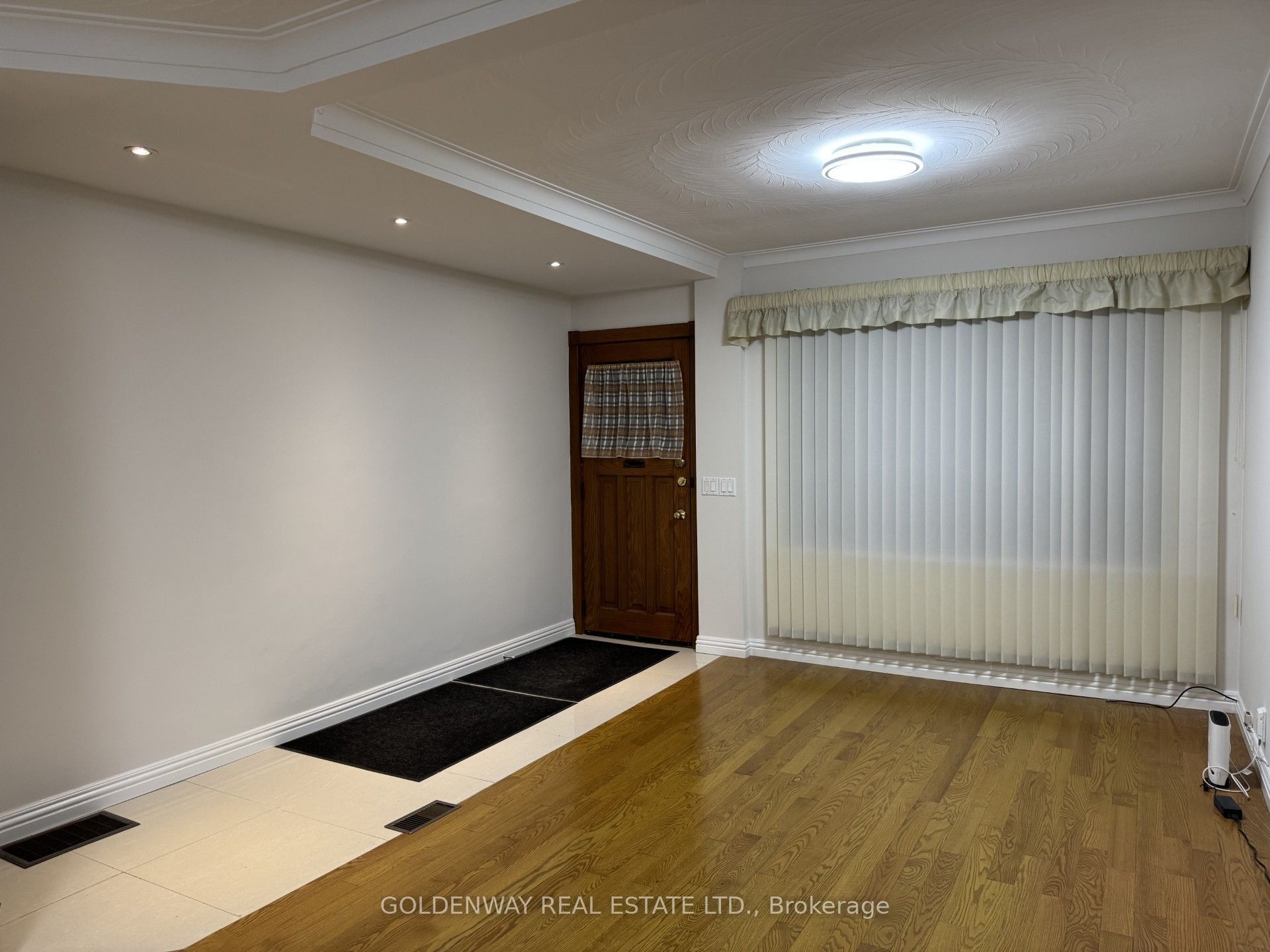 327 Springdale Boulevard, Toronto, ON M4C 2A3 photo 5