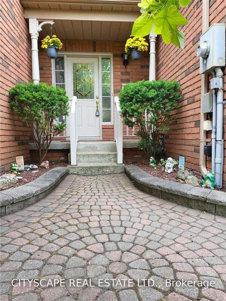 3 Jays Drive, Whitby, ON L1R 2P5 photo 2
