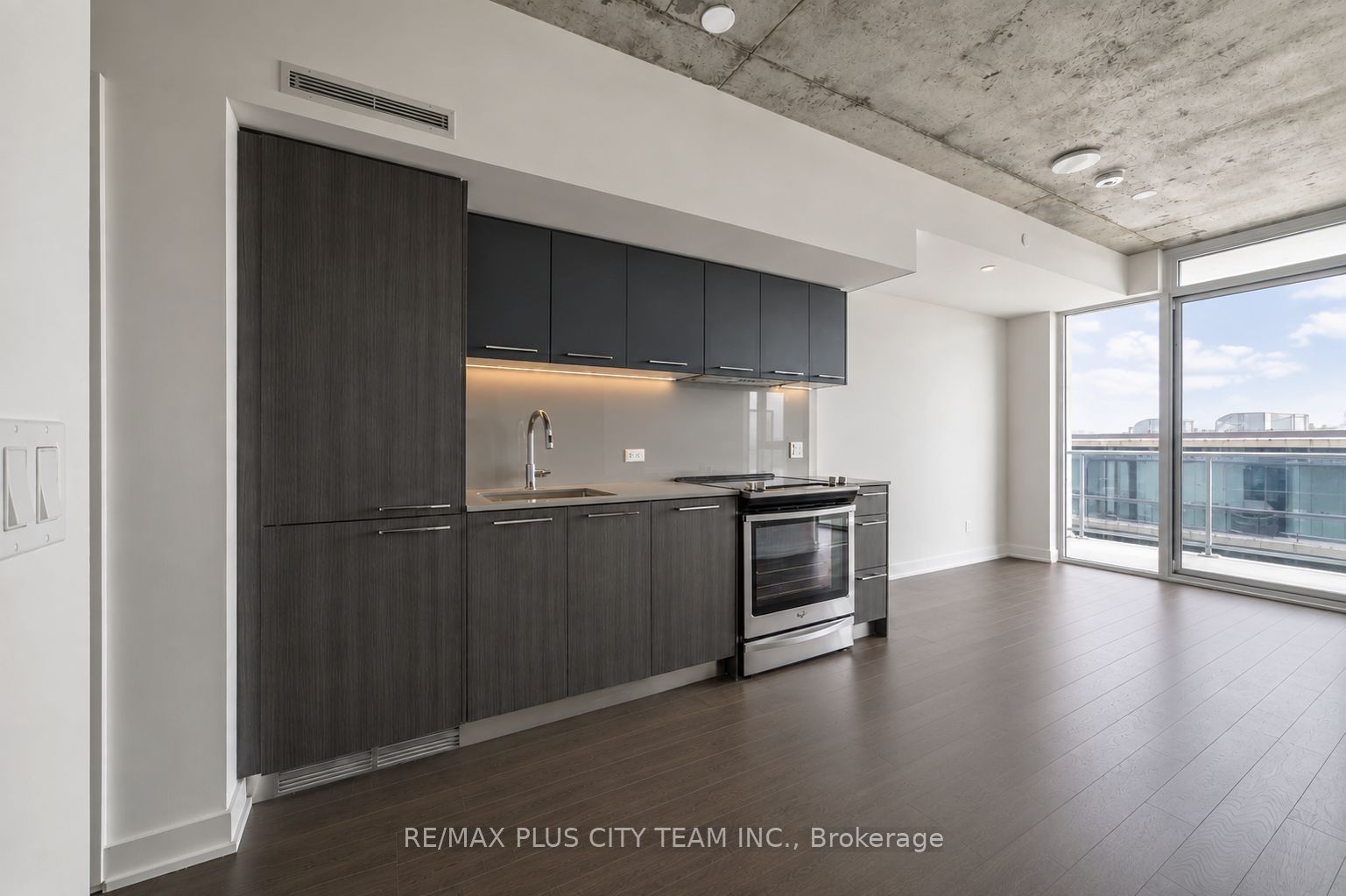25 Baseball Place 903, Toronto, ON M4M 0E7 photo 3