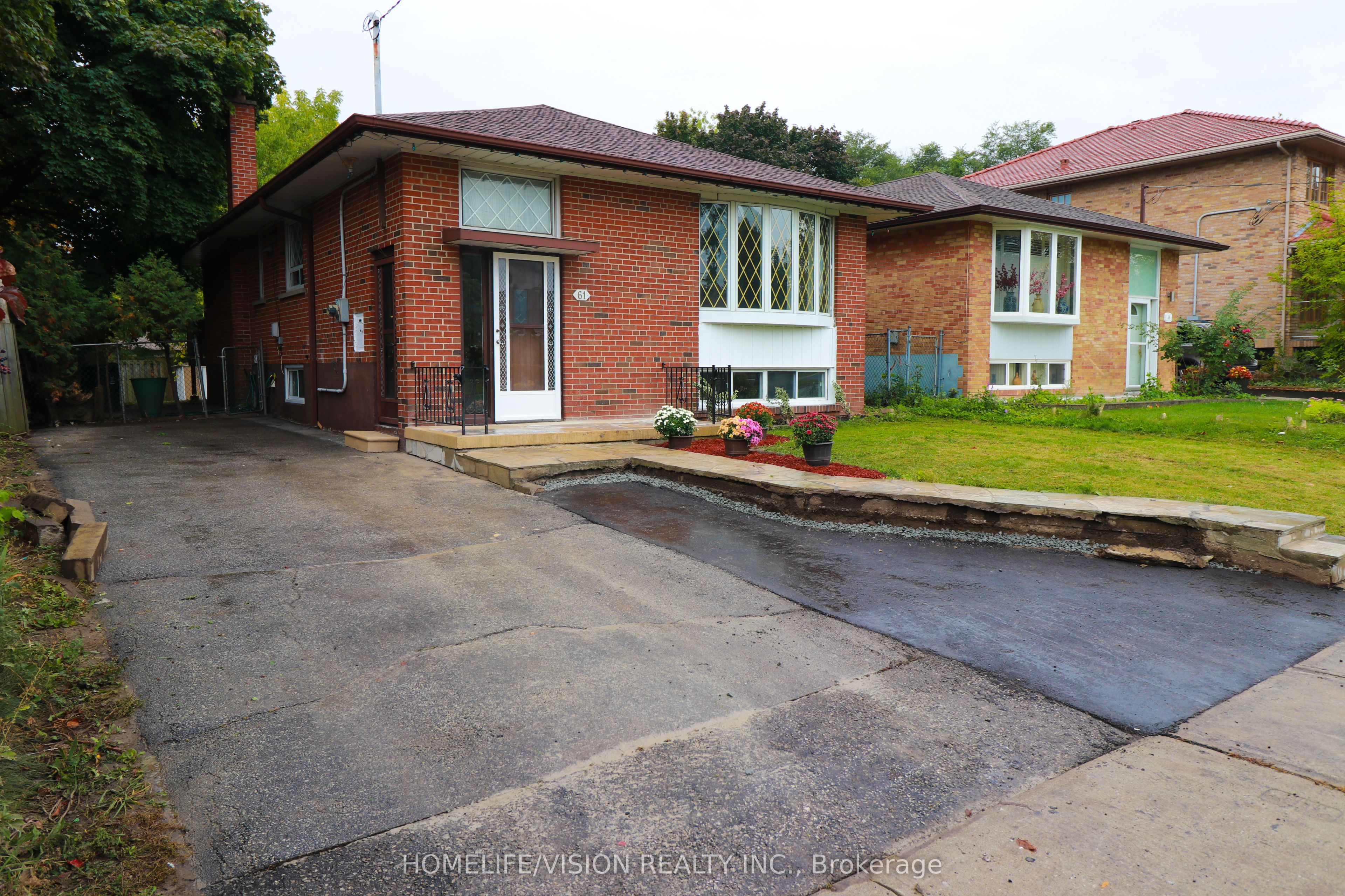 61 Lewiston Road, Toronto, ON M1P 1X8