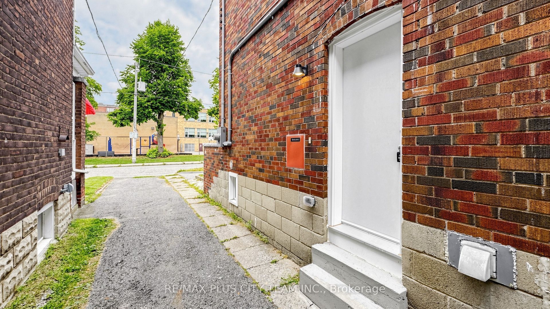 9 Lesmount Avenue Bsmt, Toronto, ON M4J 3V5 photo 2