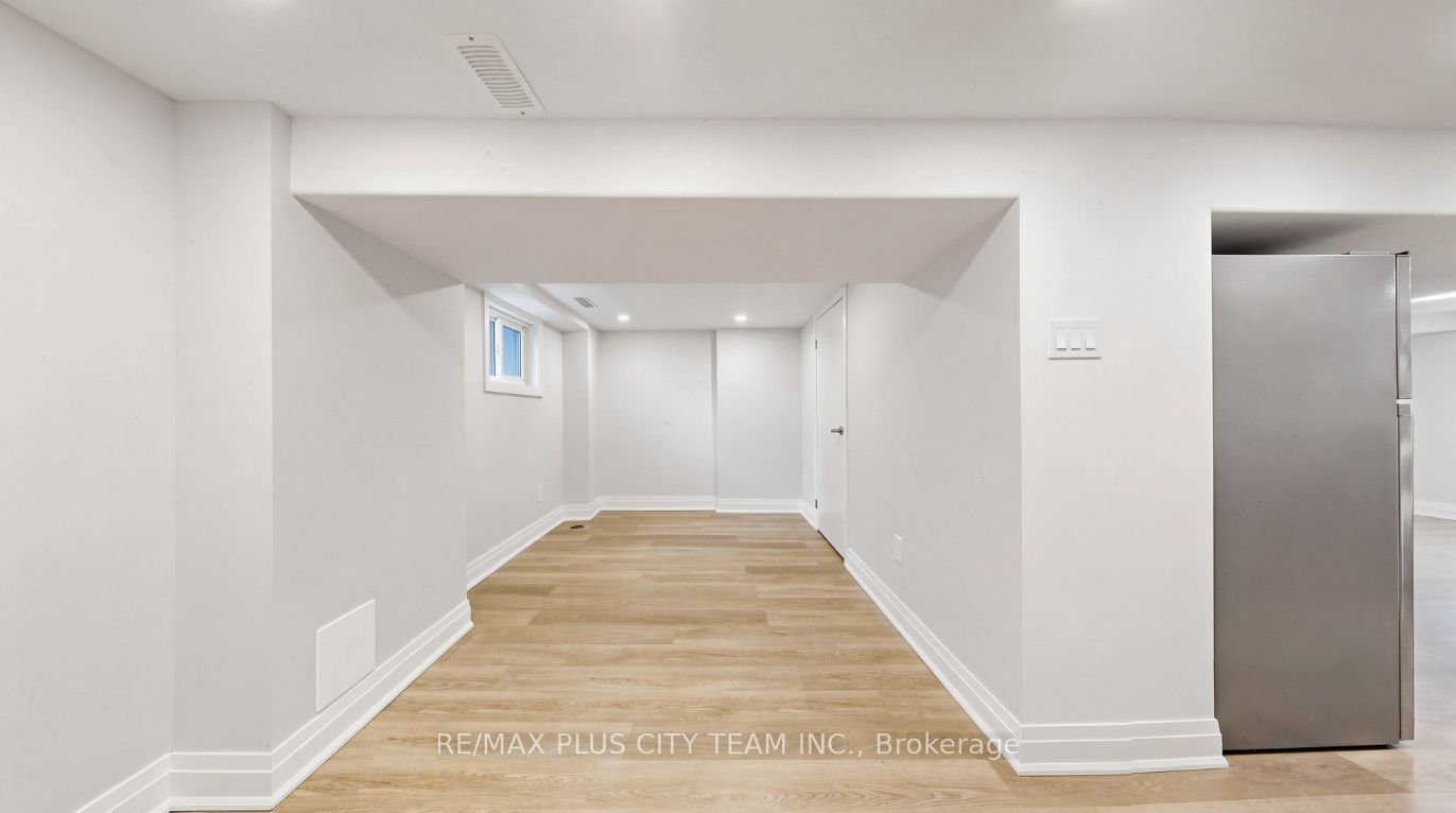 9 Lesmount Avenue Bsmt, Toronto, ON M4J 3V5 photo 4