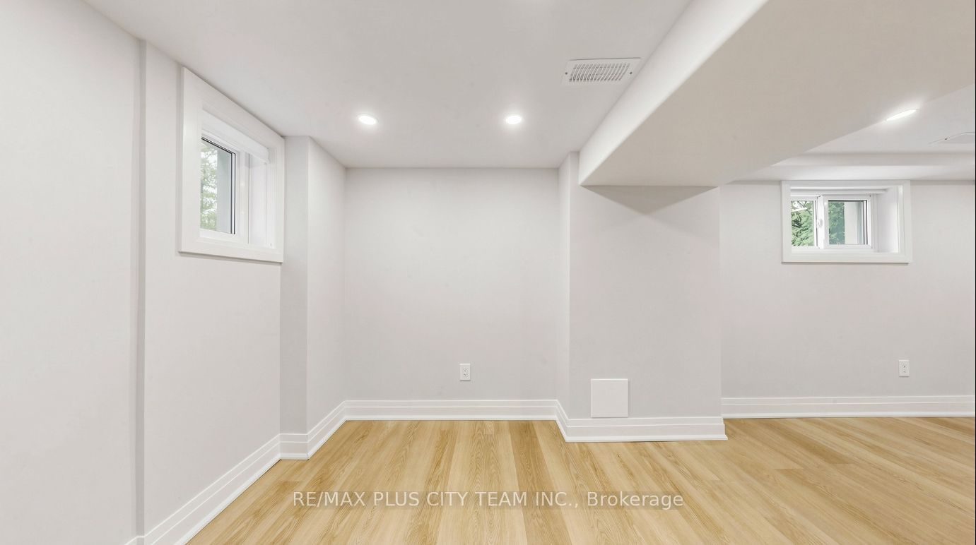 9 Lesmount Avenue Bsmt, Toronto, ON M4J 3V5 photo 5