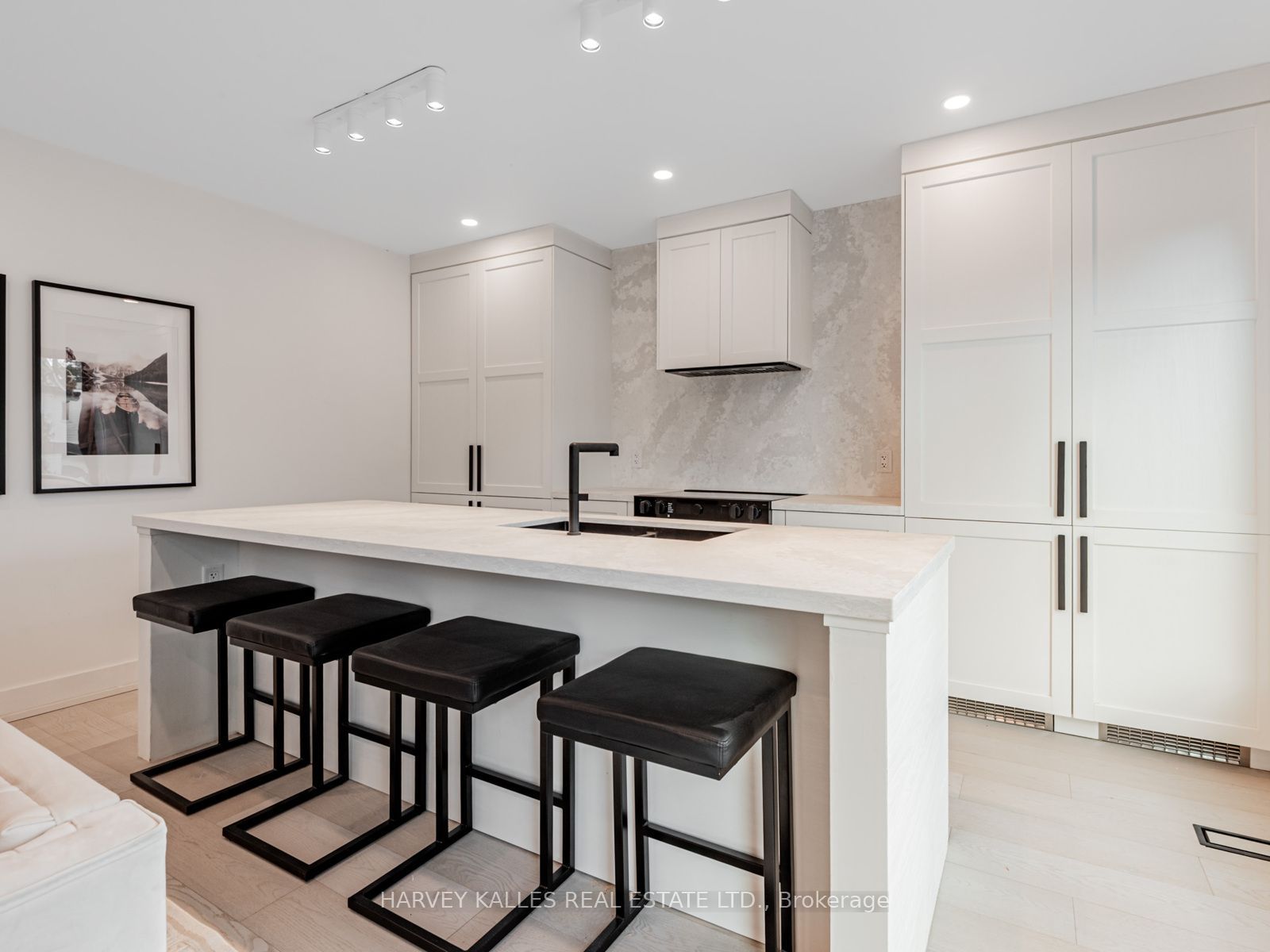 20 Leslie Garden Lane, Toronto, ON M4M 3B4 photo 5