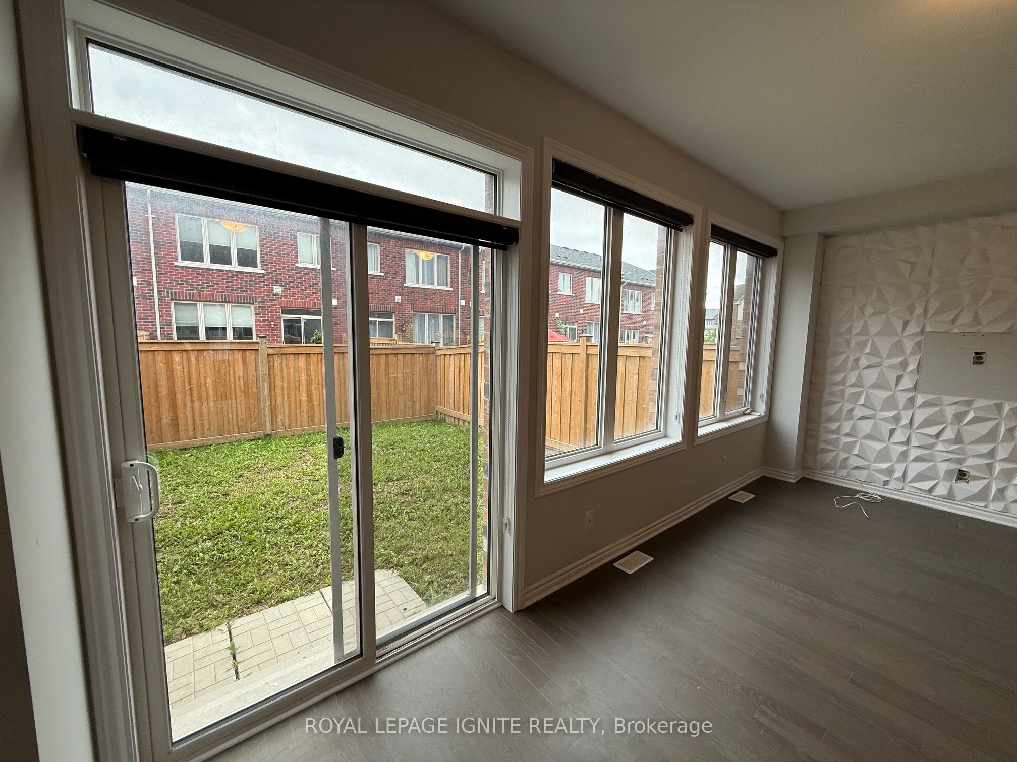 25 Sutcliffe Dr Drive, Whitby, ON L1R 0R2 photo 3