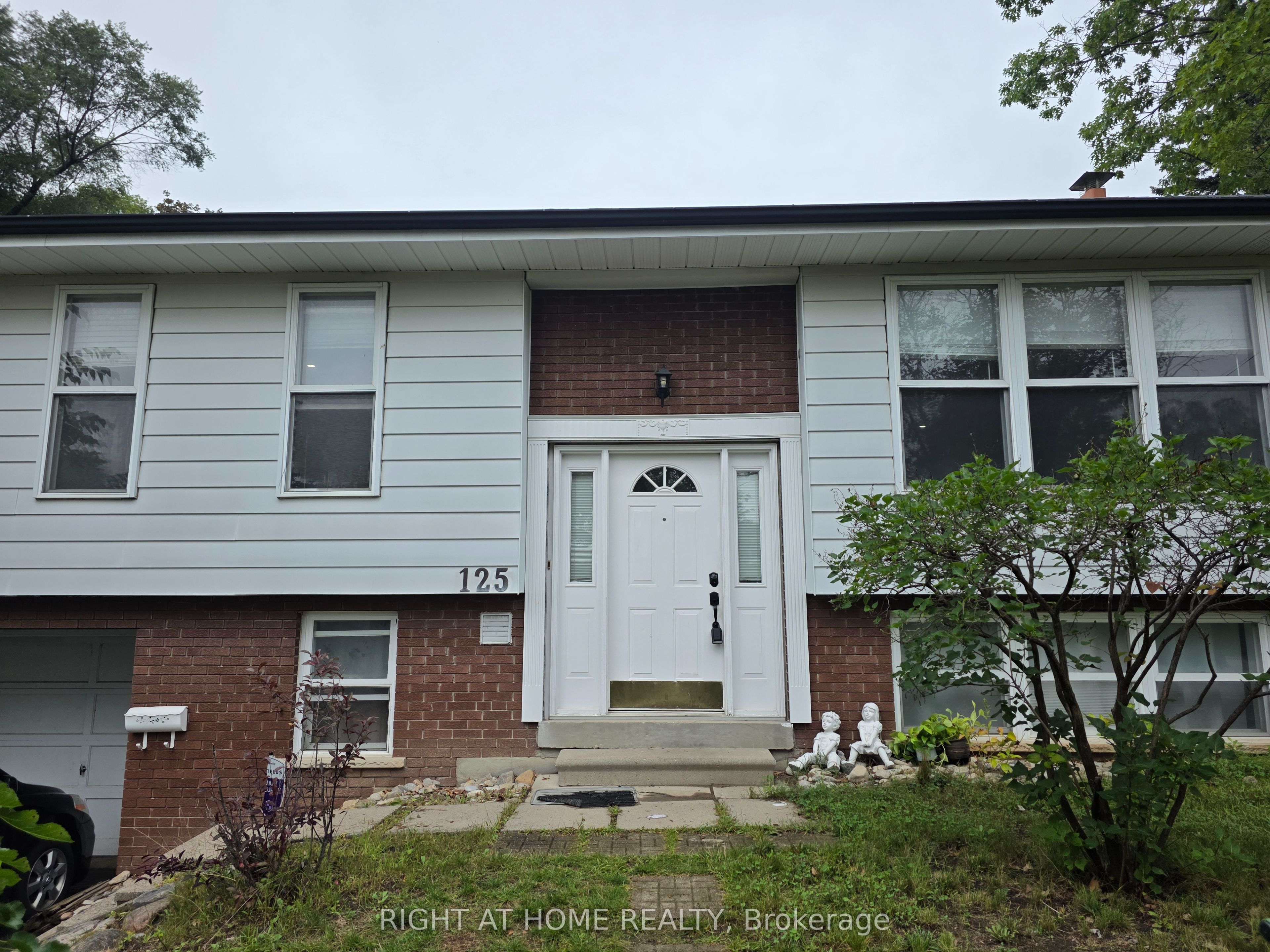 125 weir Crescent S, Toronto, ON M1E 4T1