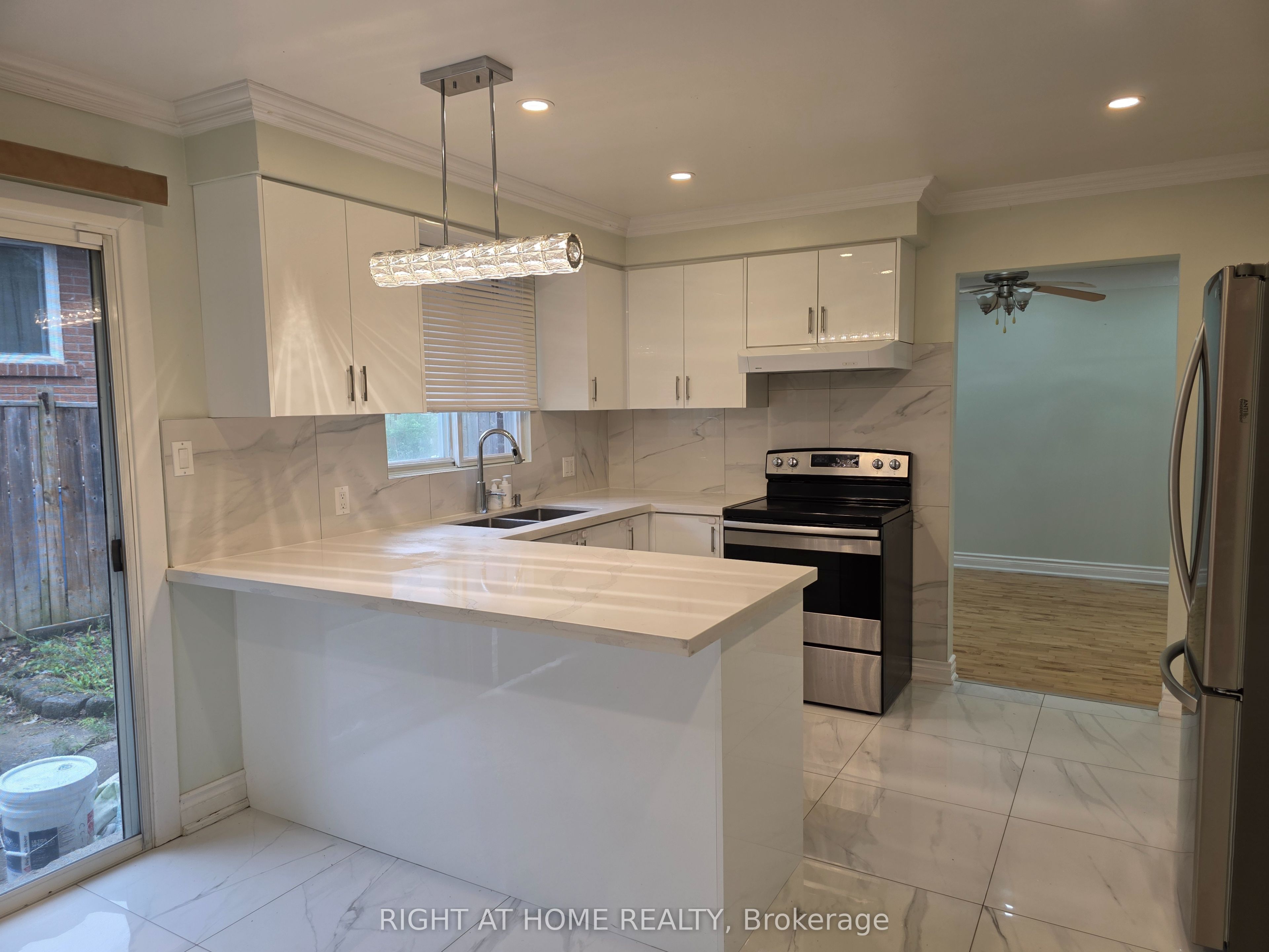 125 weir Crescent S, Toronto, ON M1E 4T1 photo 5