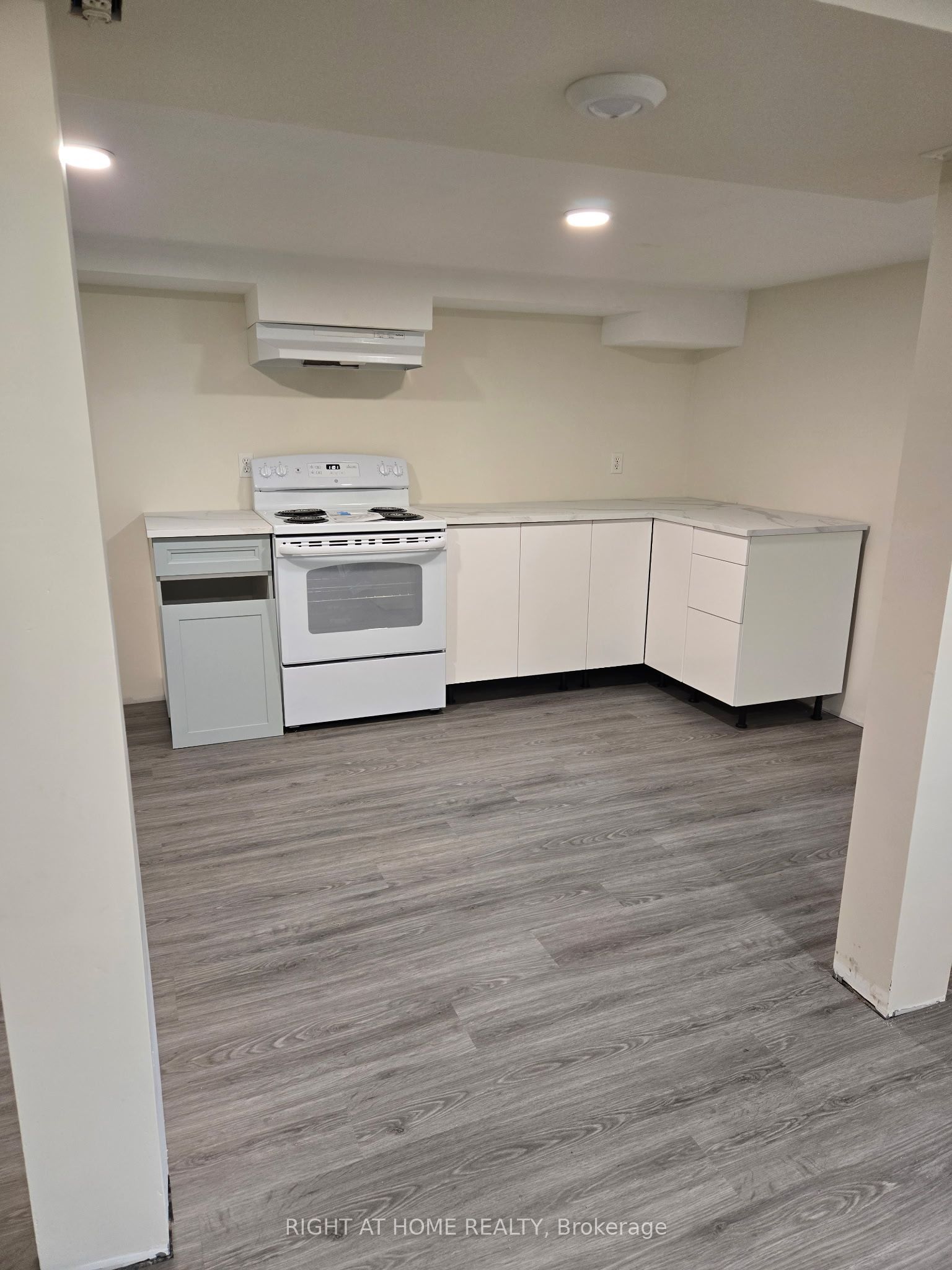 109 Furnival Road S Basement, Toronto, ON M4B 1W6 photo 2