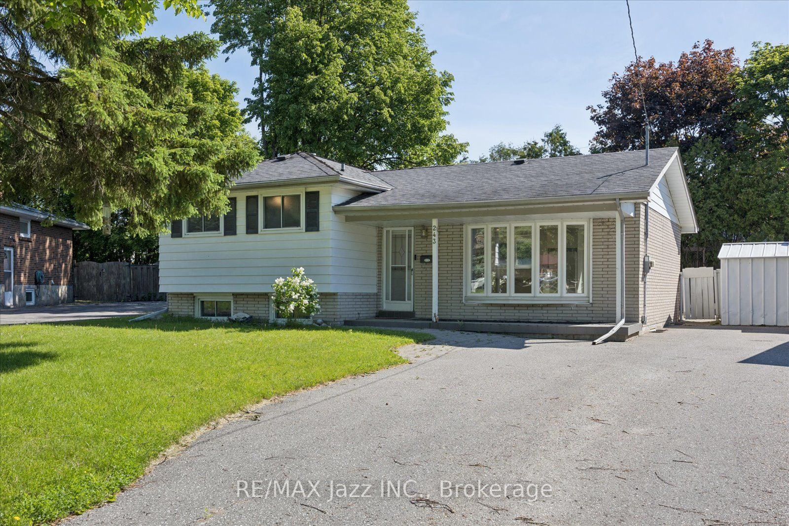 243 Acadia Drive, Oshawa, ON L1G 1X9