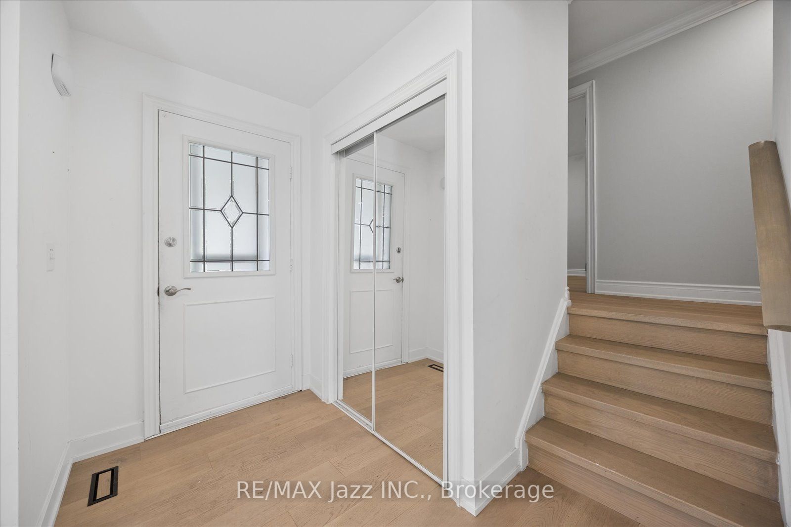 243 Acadia Drive, Oshawa, ON L1G 1X9 photo 2