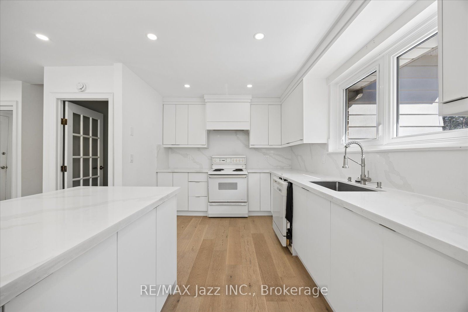 243 Acadia Drive, Oshawa, ON L1G 1X9 photo 4