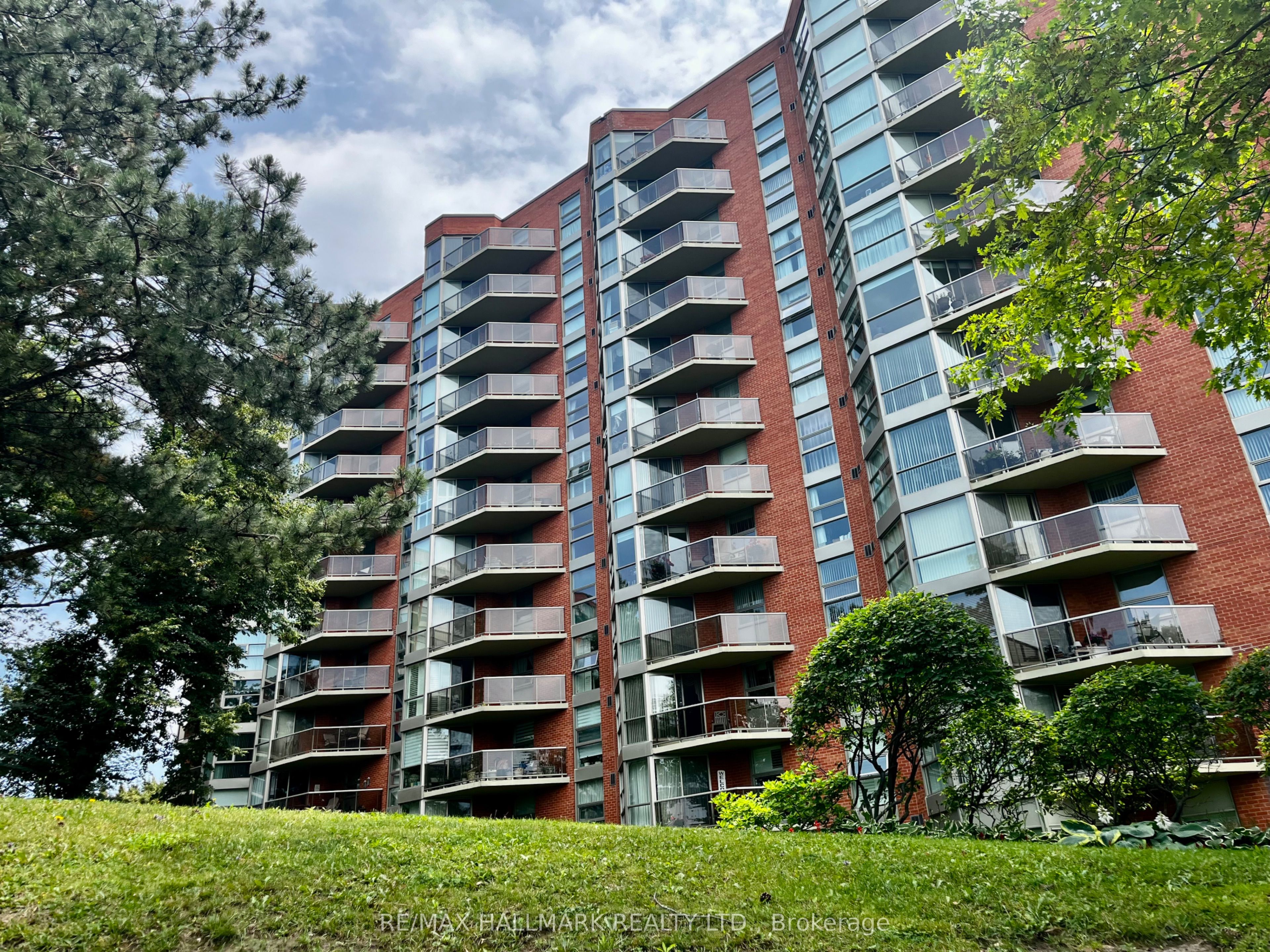 20 Dean Park Road 902, Toronto, ON M1B 3G9