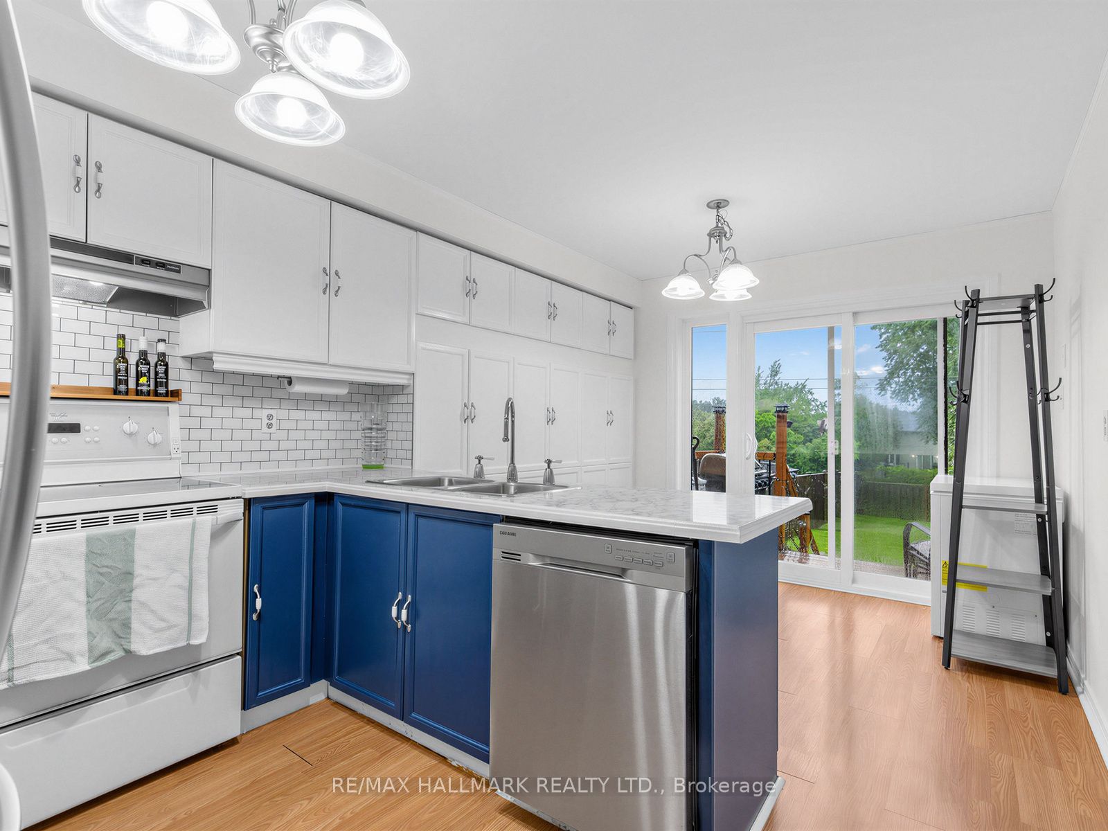1553 Rawlings Drive, Pickering, ON L1V 5B2 photo 2