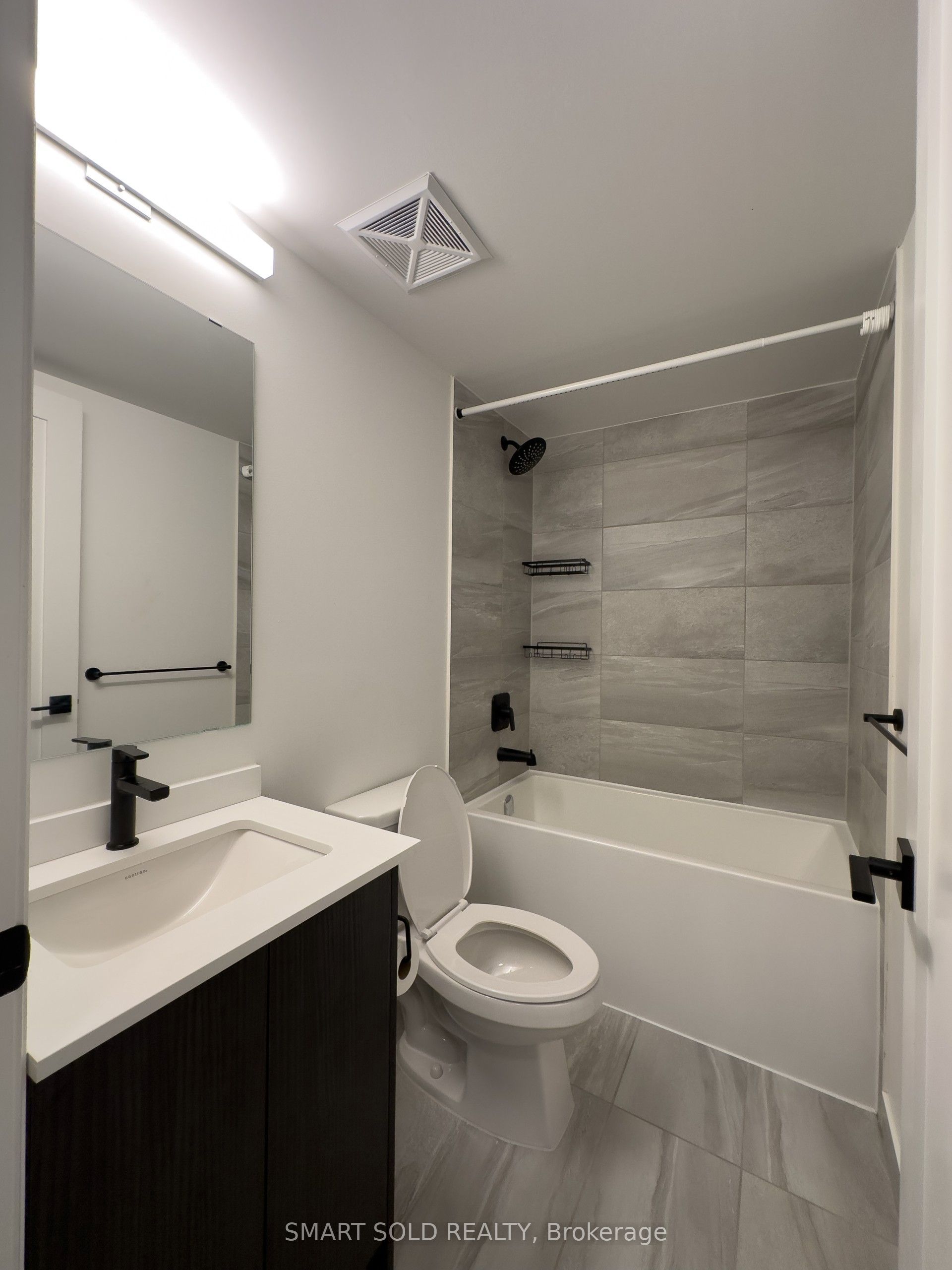 2369 Danforth Avenue 704, Toronto, ON M4C 0B1 photo 4