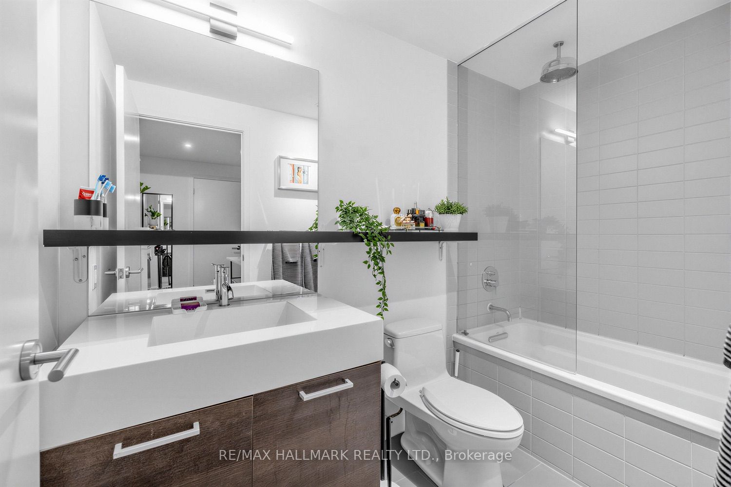 90 Broadview Avenue 408, Toronto, ON M4M 0A7 photo 3
