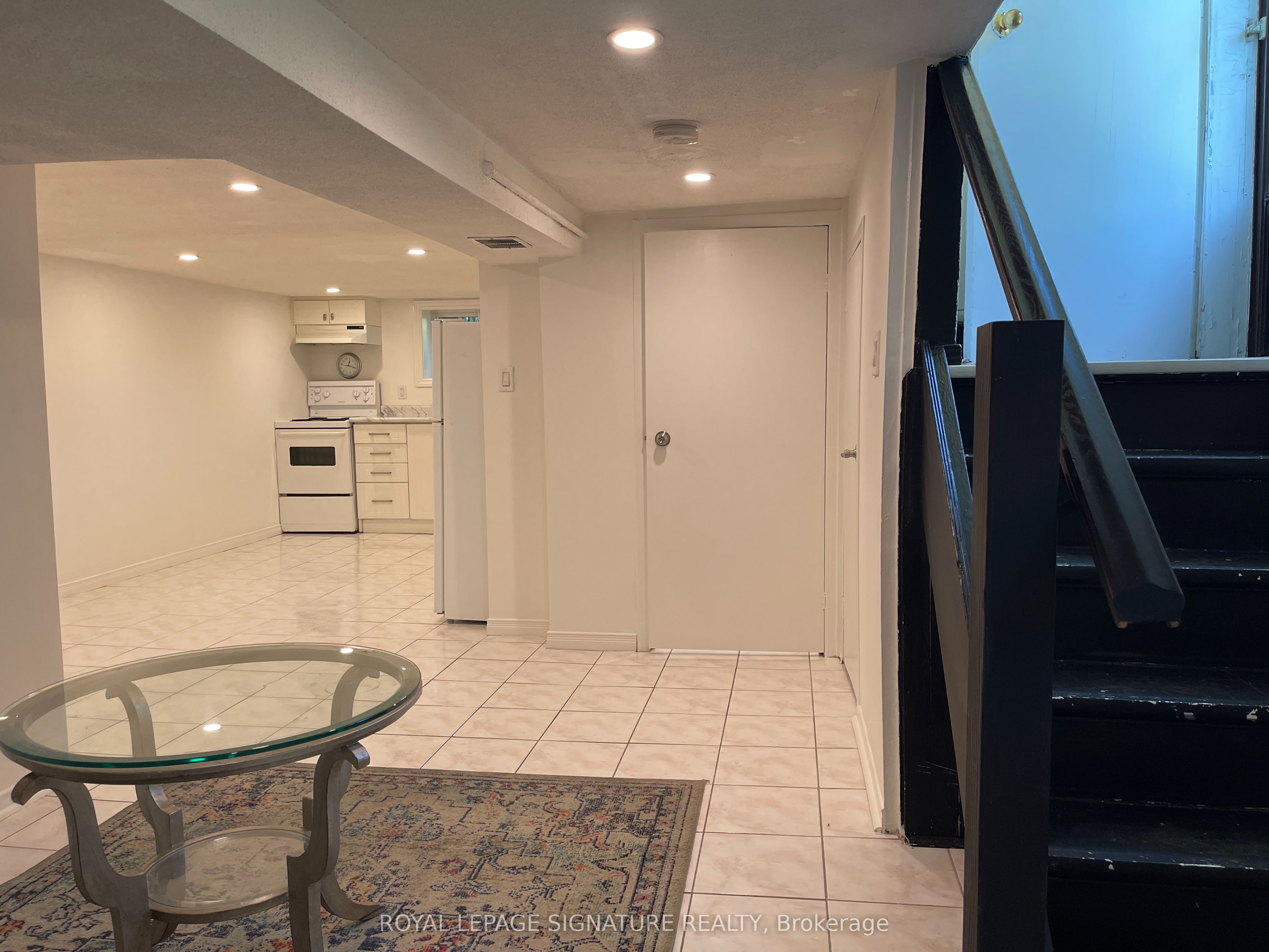 24 Weymouth Avenue Bsmt, Toronto, ON M4C 1R7 photo 3