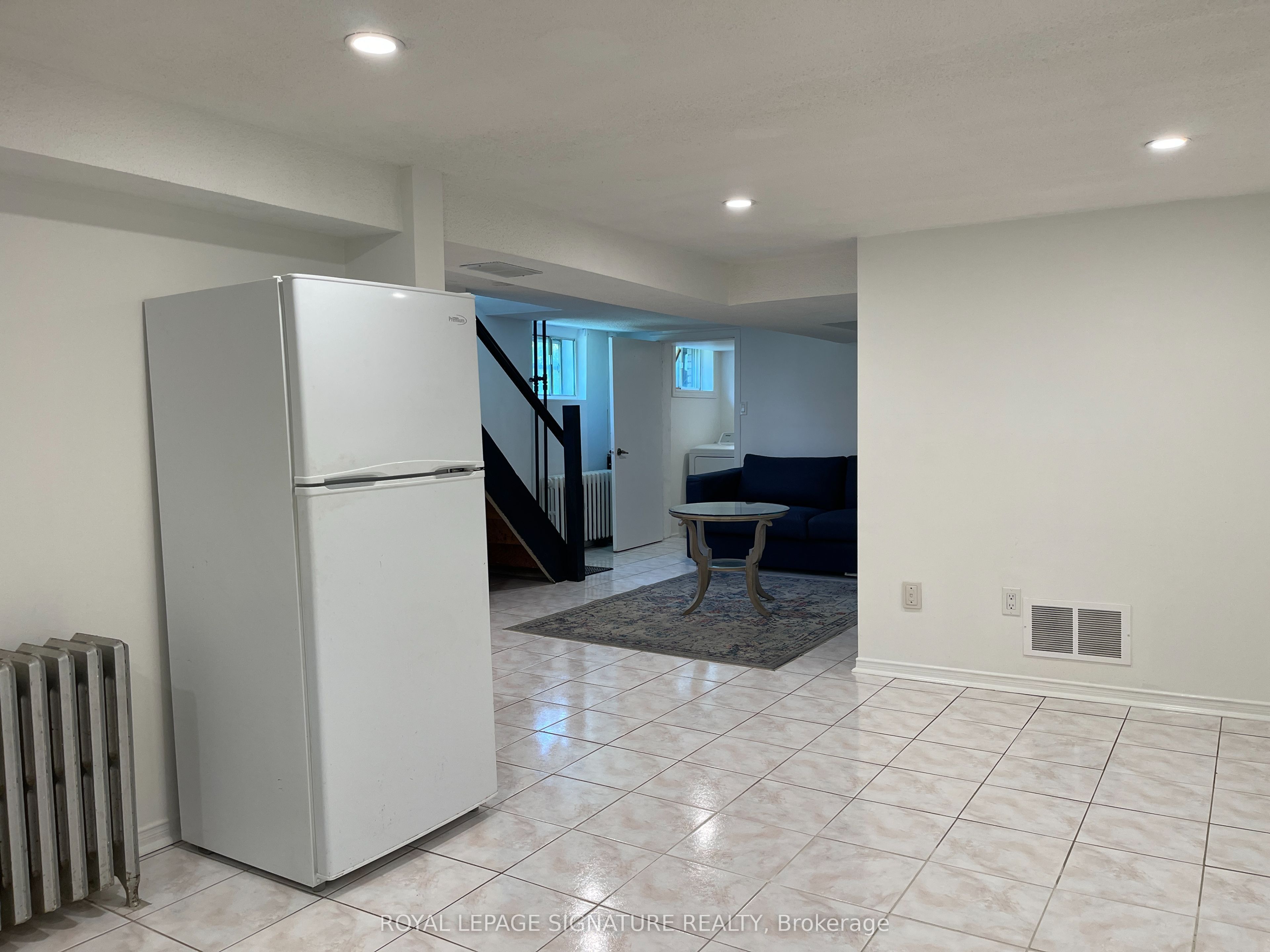 24 Weymouth Avenue Bsmt, Toronto, ON M4C 1R7 photo 4