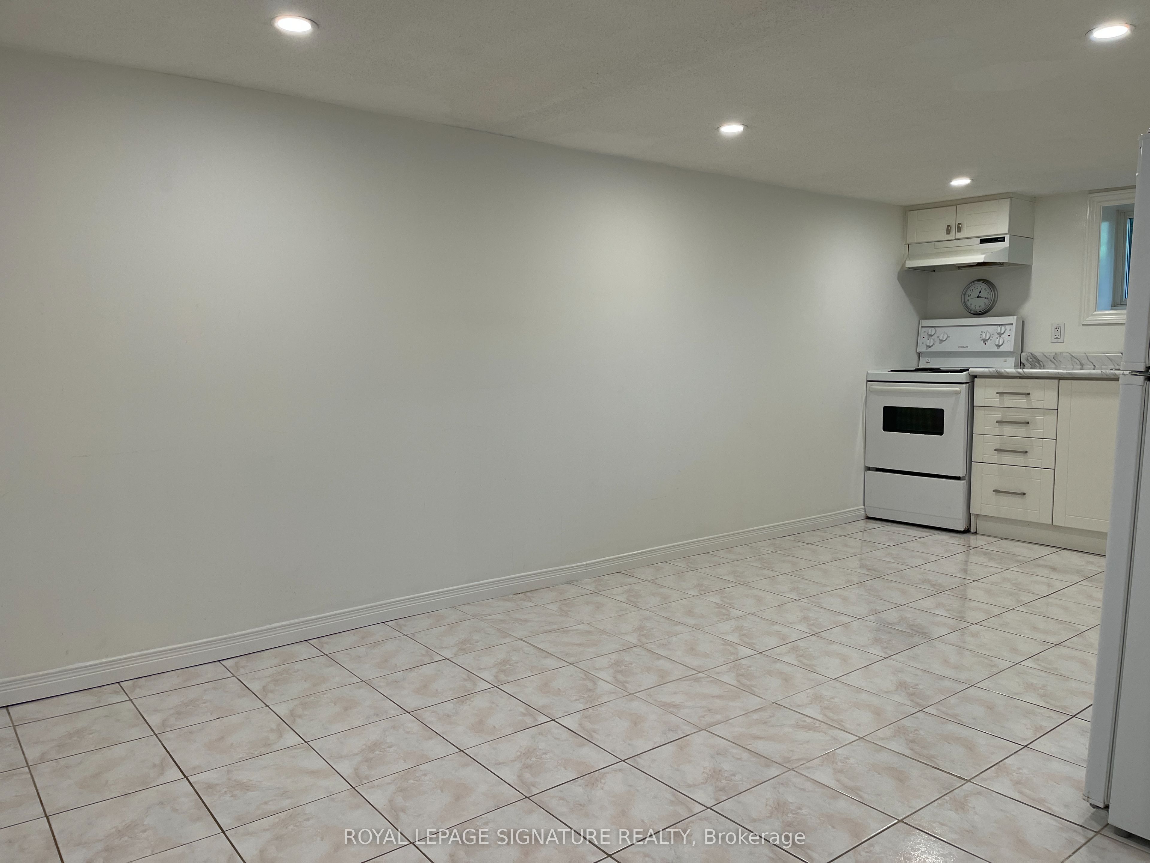 24 Weymouth Avenue Bsmt, Toronto, ON M4C 1R7 photo 5