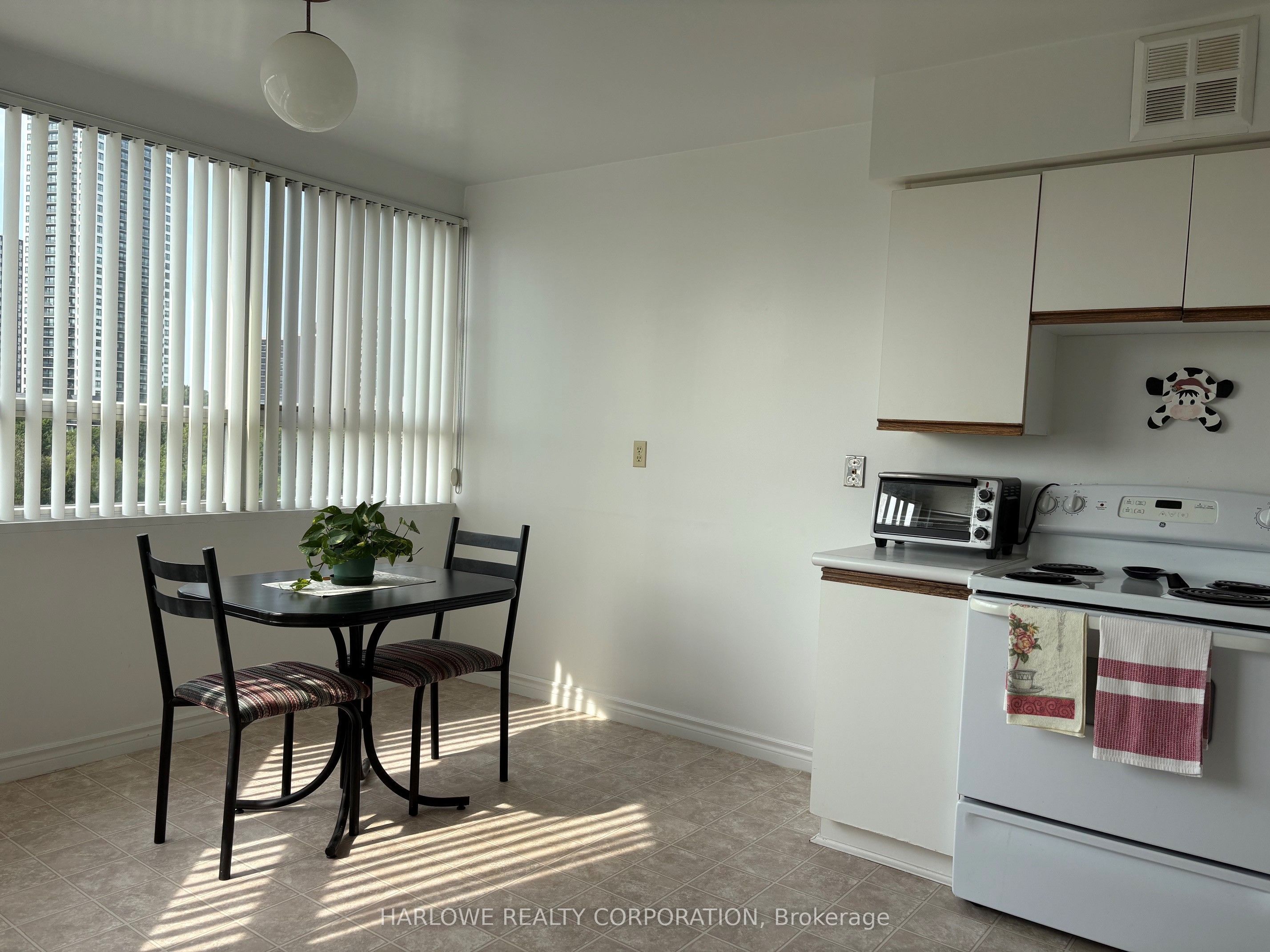4 Park Vista 1215, Toronto, ON M4B 3M8 photo 2