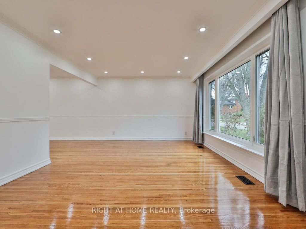 9 Allister Avenue, Toronto, ON M1M 3K7 photo 3