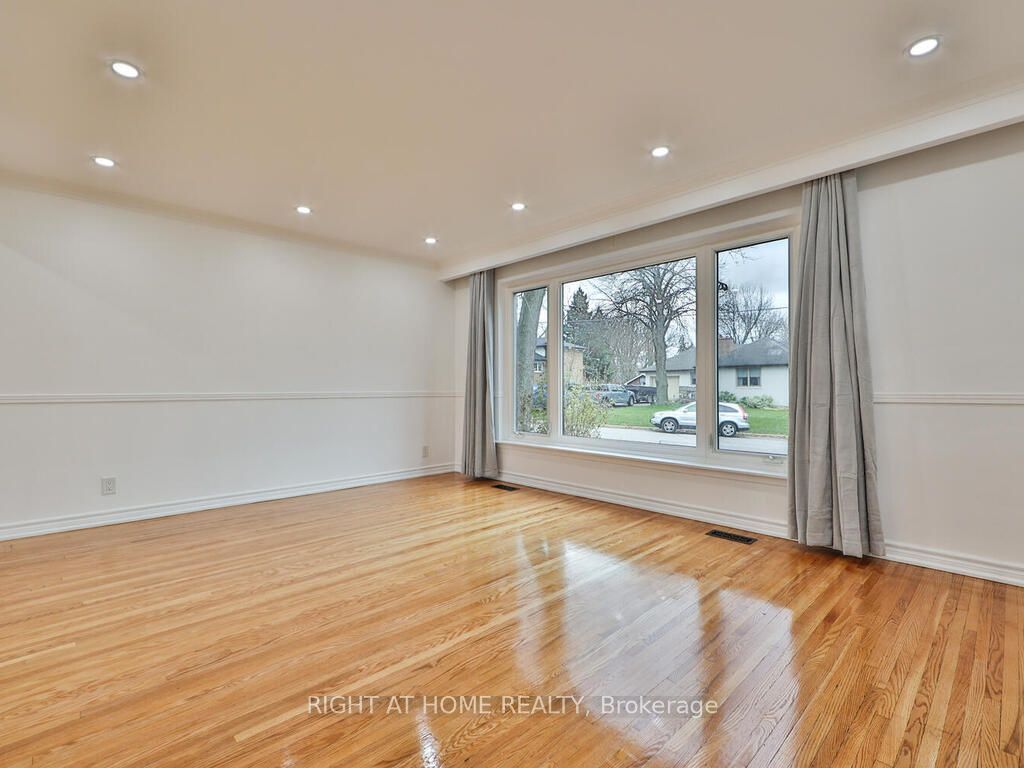 9 Allister Avenue, Toronto, ON M1M 3K7 photo 4