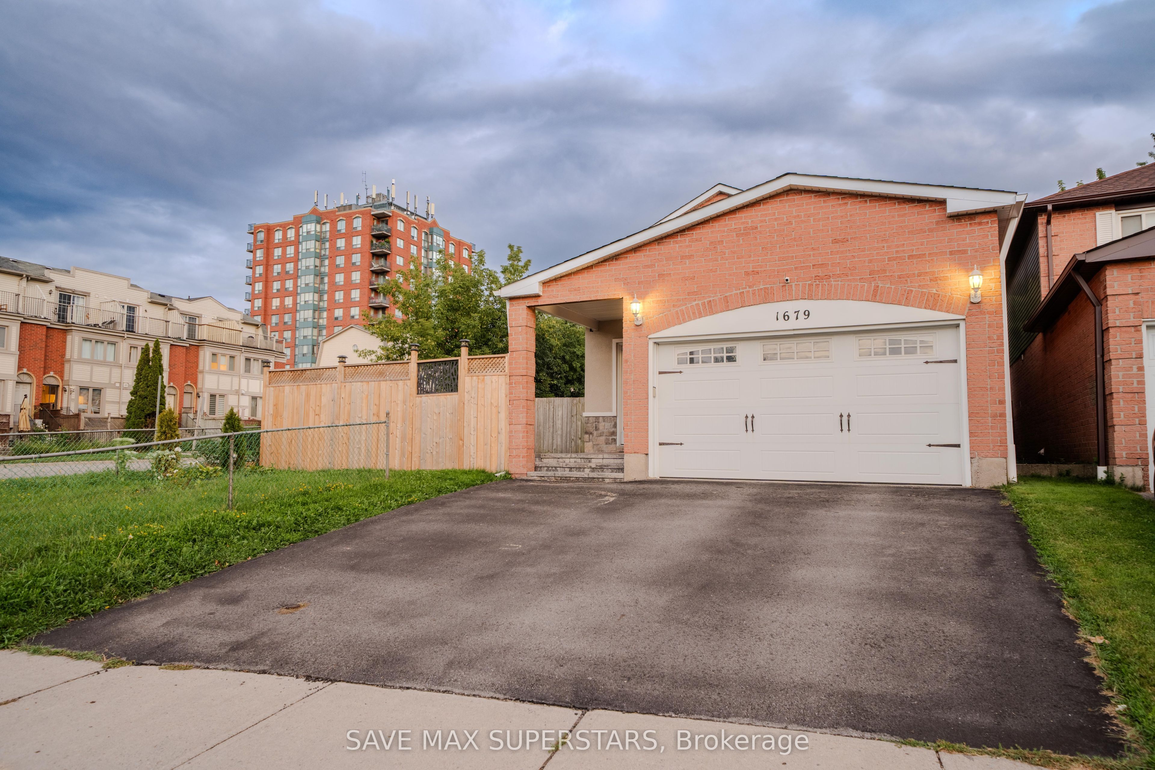 1679 Portland Court, Pickering, ON L1V 5L5 photo 2