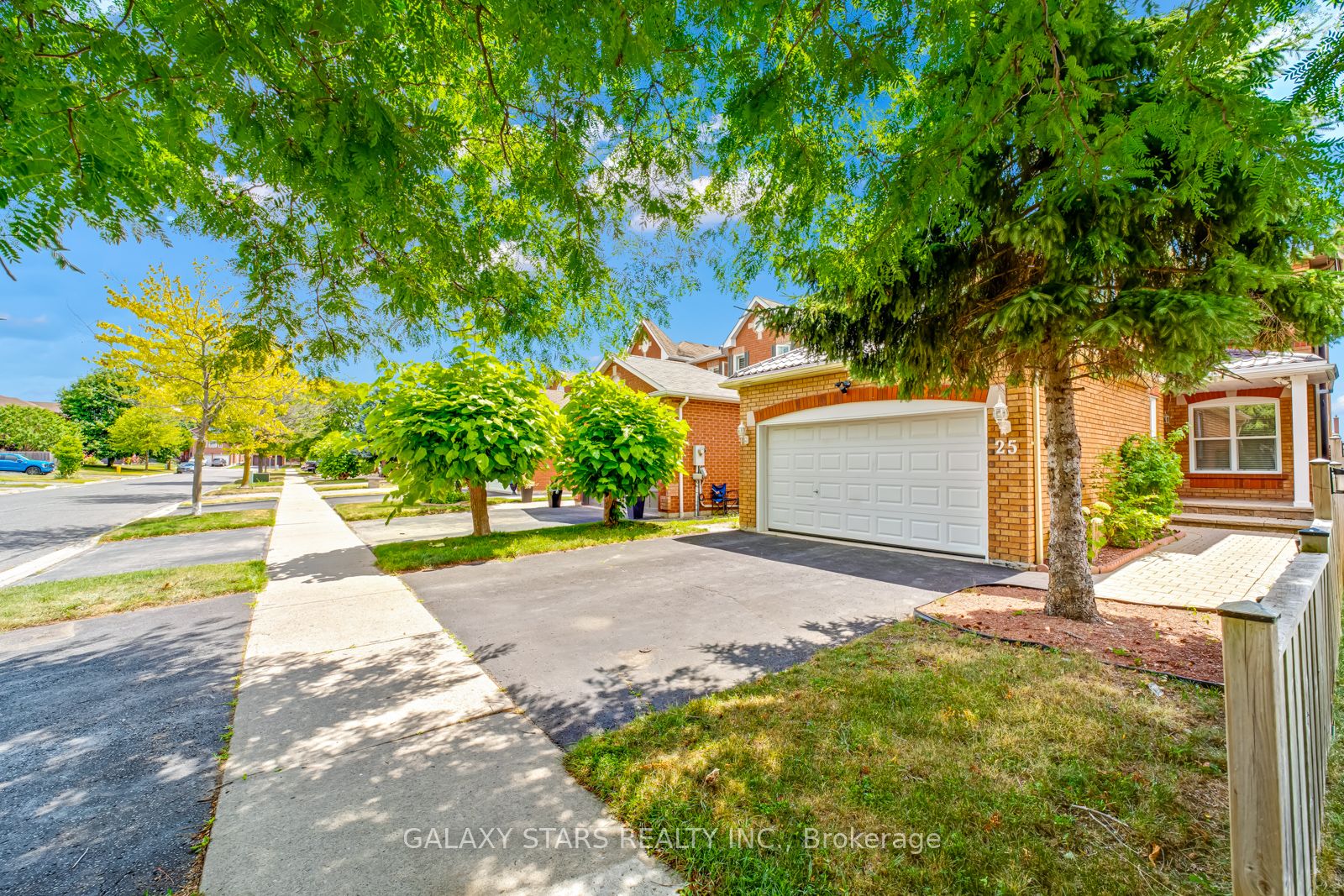 25 Fieldnest Crescent, Whitby, ON L1R 1Z5 photo 2