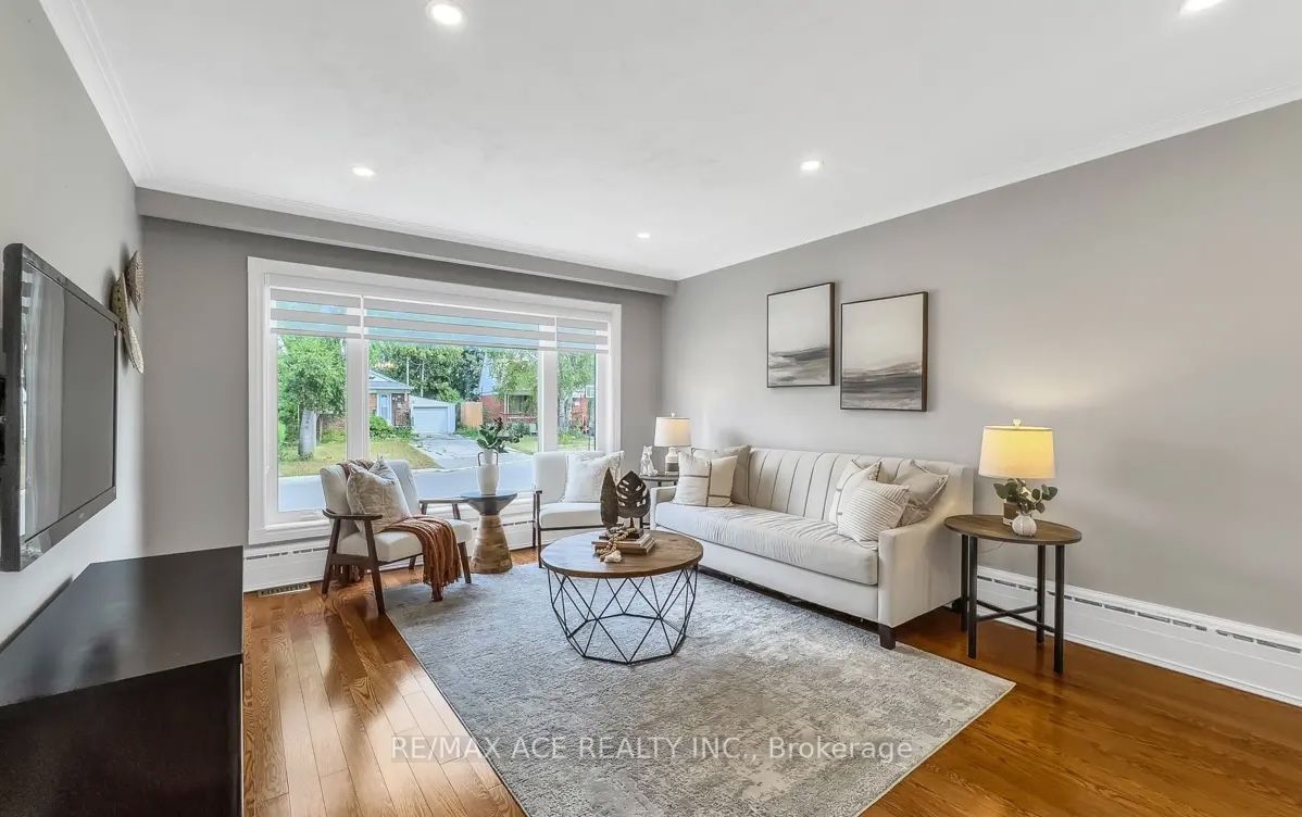 52 Ivorwood Crescent Main, Toronto, ON M1R 2X4 photo 2