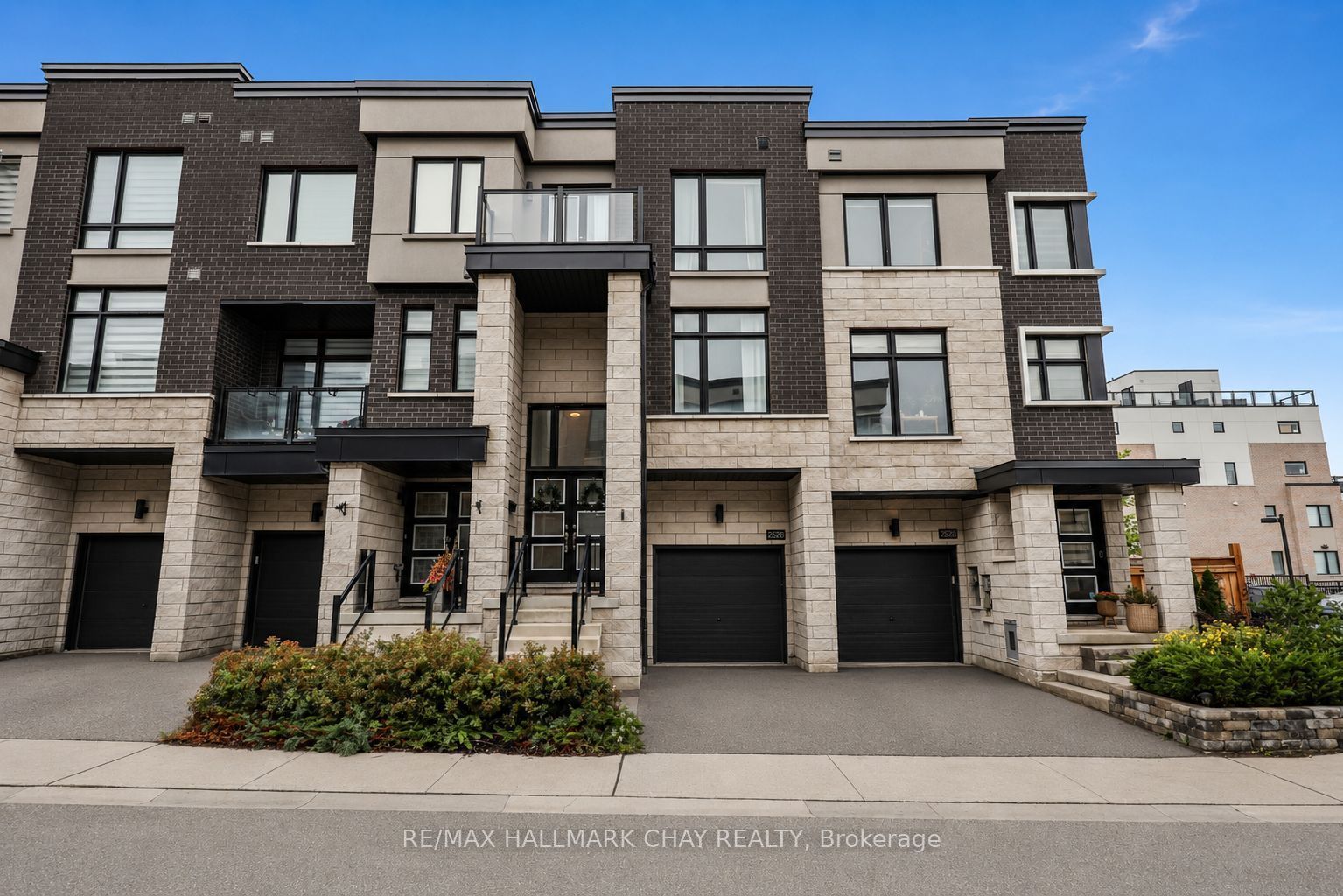 2526 Castlegate Crossing, Pickering, ON L1X 0H6 photo 2