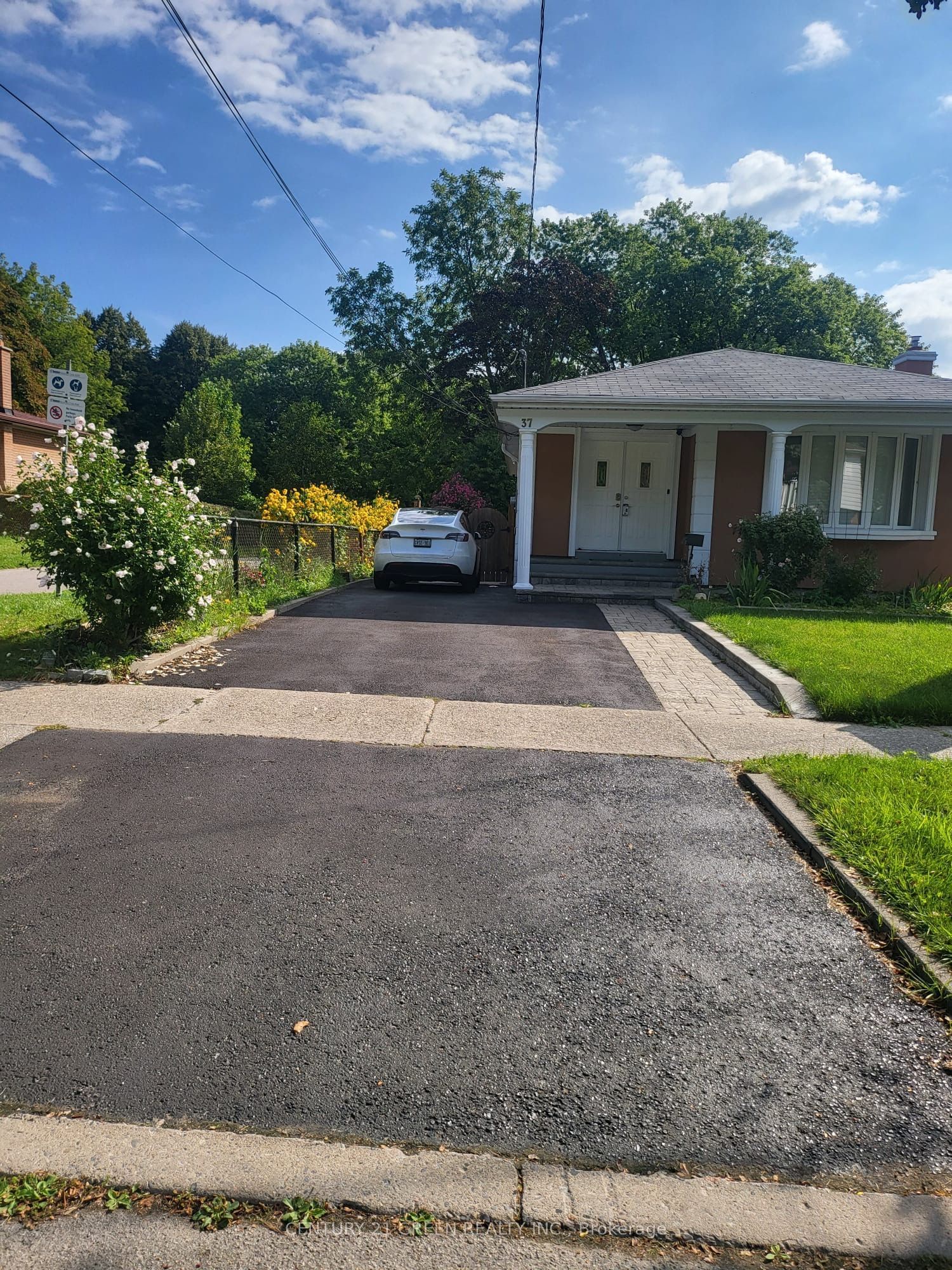 37 Ravenview Drive BSMT, Toronto, ON M1E 3L9