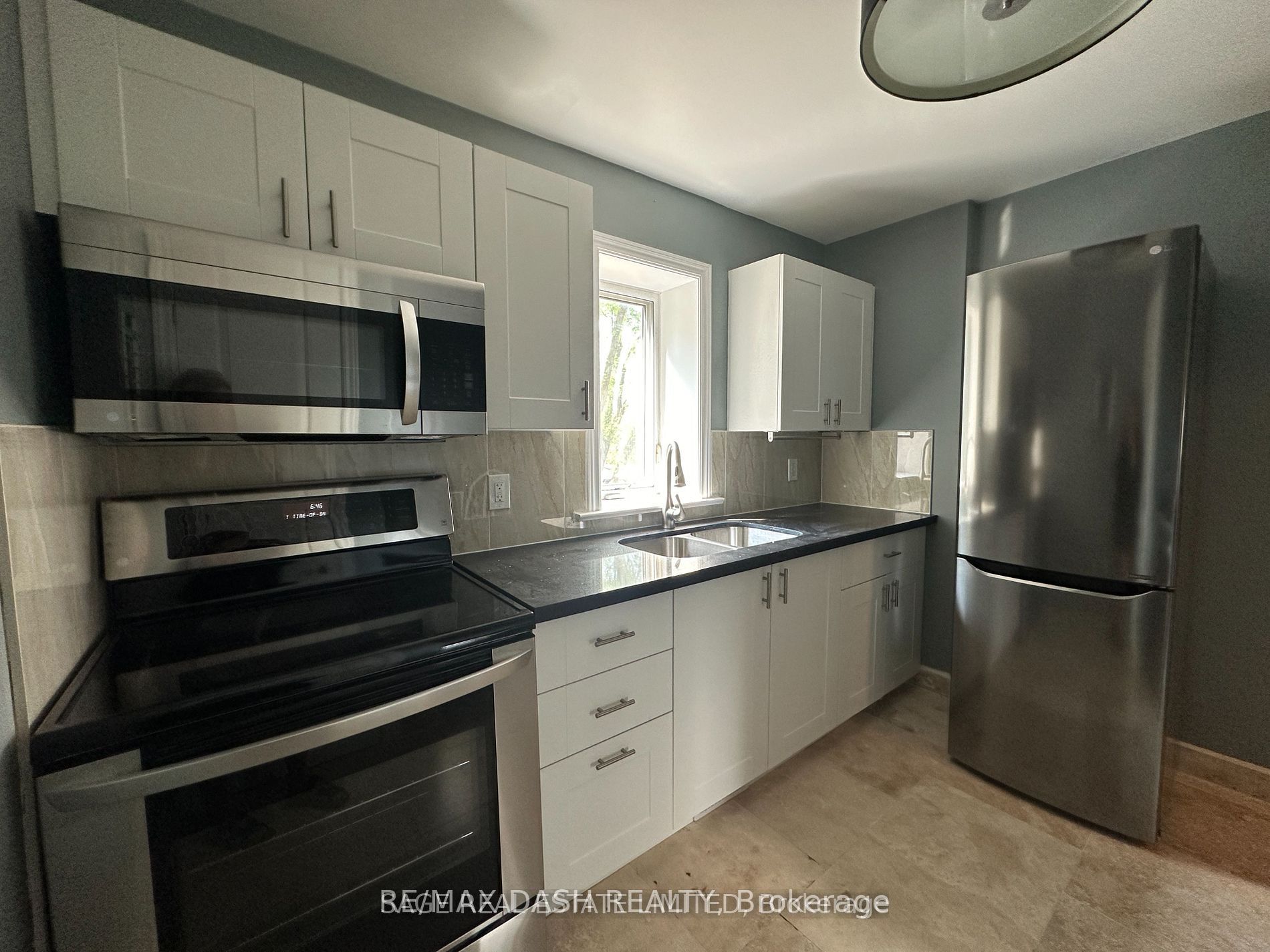 1531 Queen Street E Upper, Toronto, ON M4L 1E5 photo 3