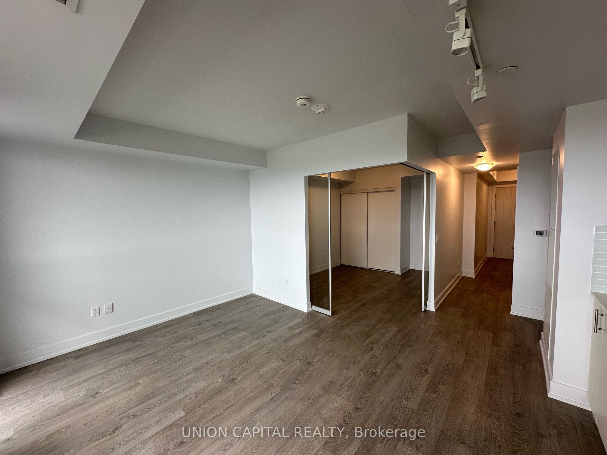 2550 Simcoe Street N 2221, Oshawa, ON L1L 0R5 photo 2