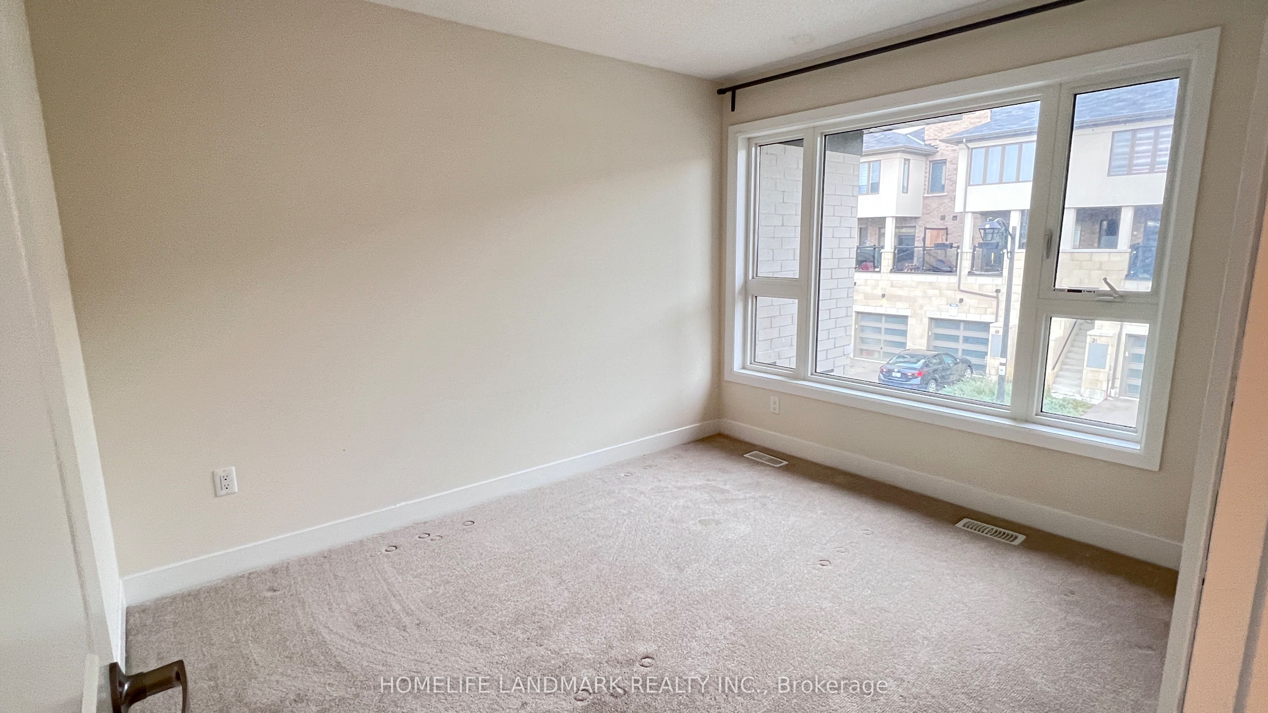 22 Donald Fleming Way, Whitby, ON L1R 3J8 photo 5