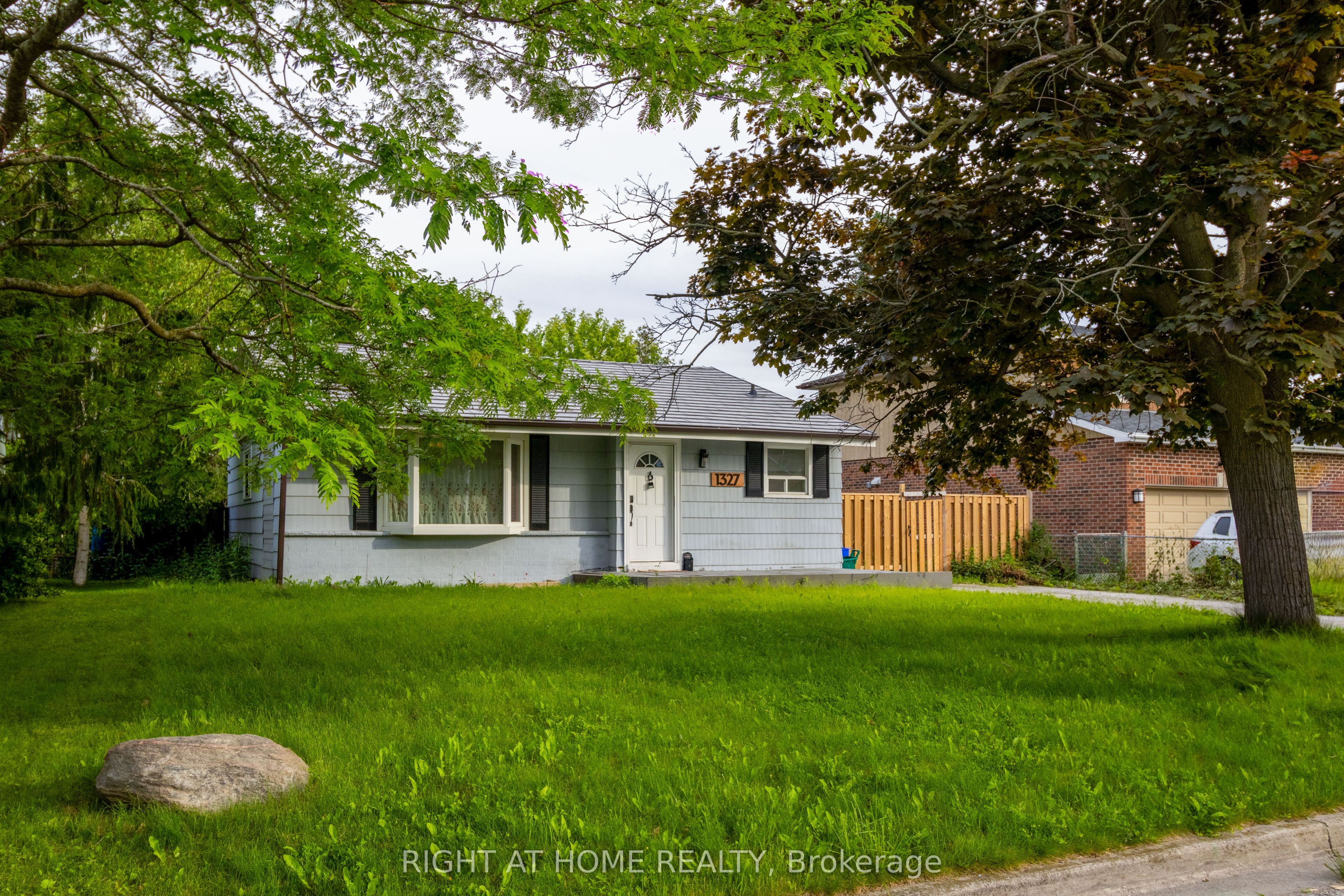 1327 Commerce Street, Pickering, ON L1W 1E1 photo 3