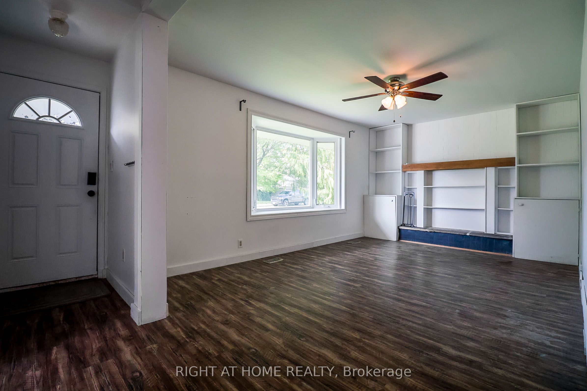 1327 Commerce Street, Pickering, ON L1W 1E1 photo 5