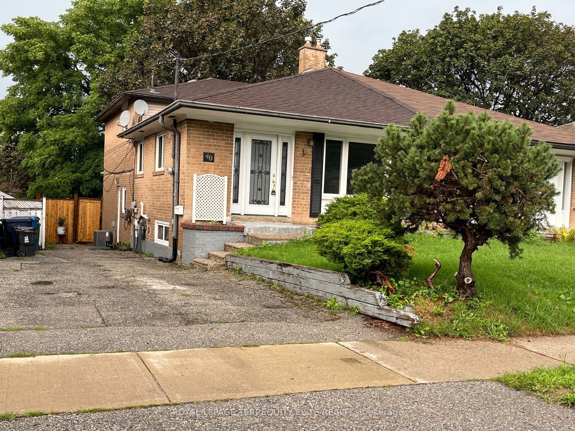 40 Pender Crescent Main & Upper, Toronto, ON M1T 2M7