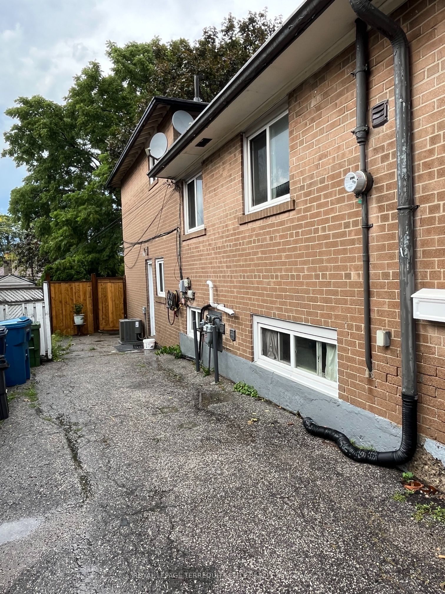 40 Pender Crescent Main & Upper, Toronto, ON M1T 2M7 photo 2