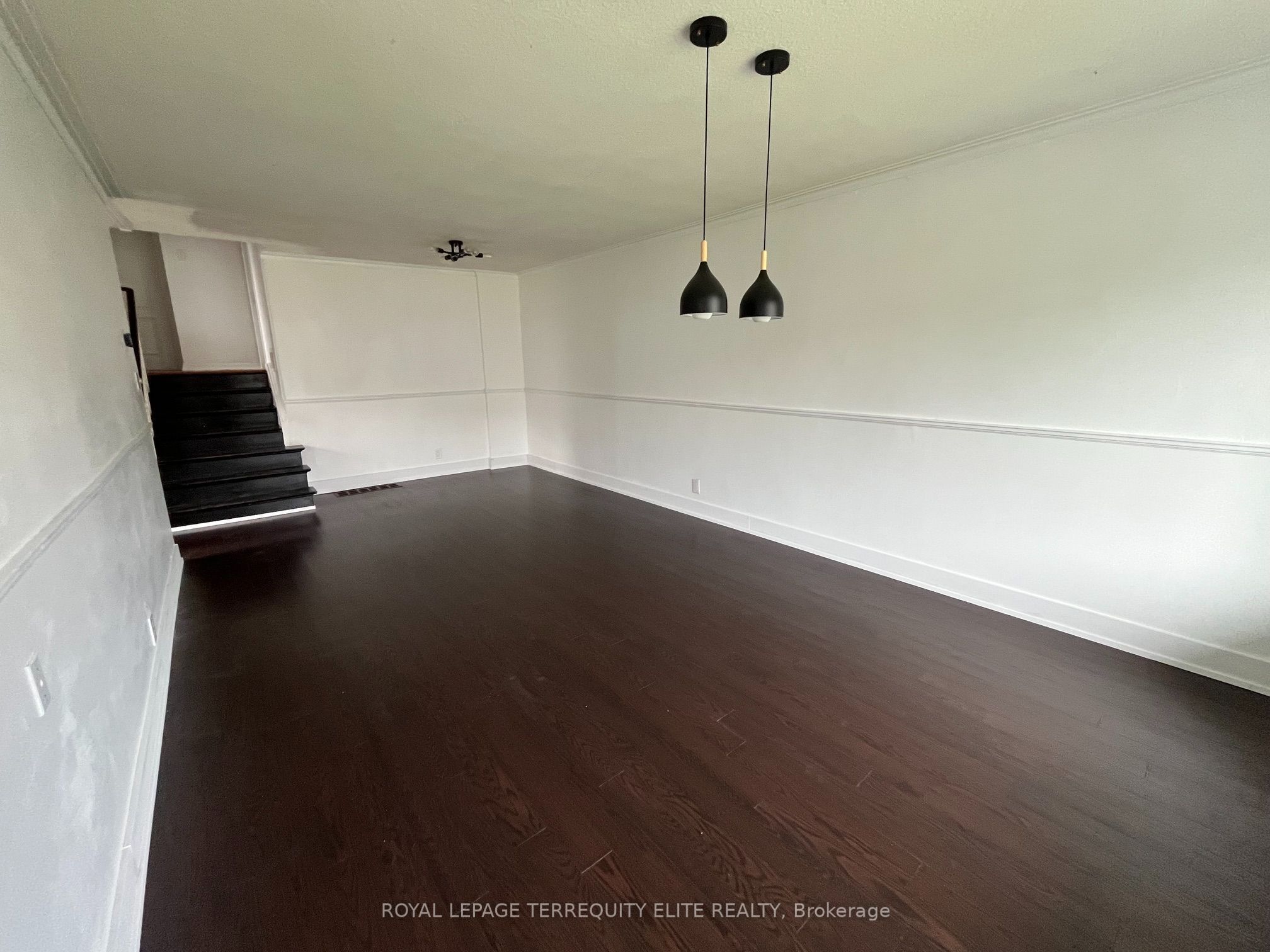 40 Pender Crescent Main & Upper, Toronto, ON M1T 2M7 photo 4