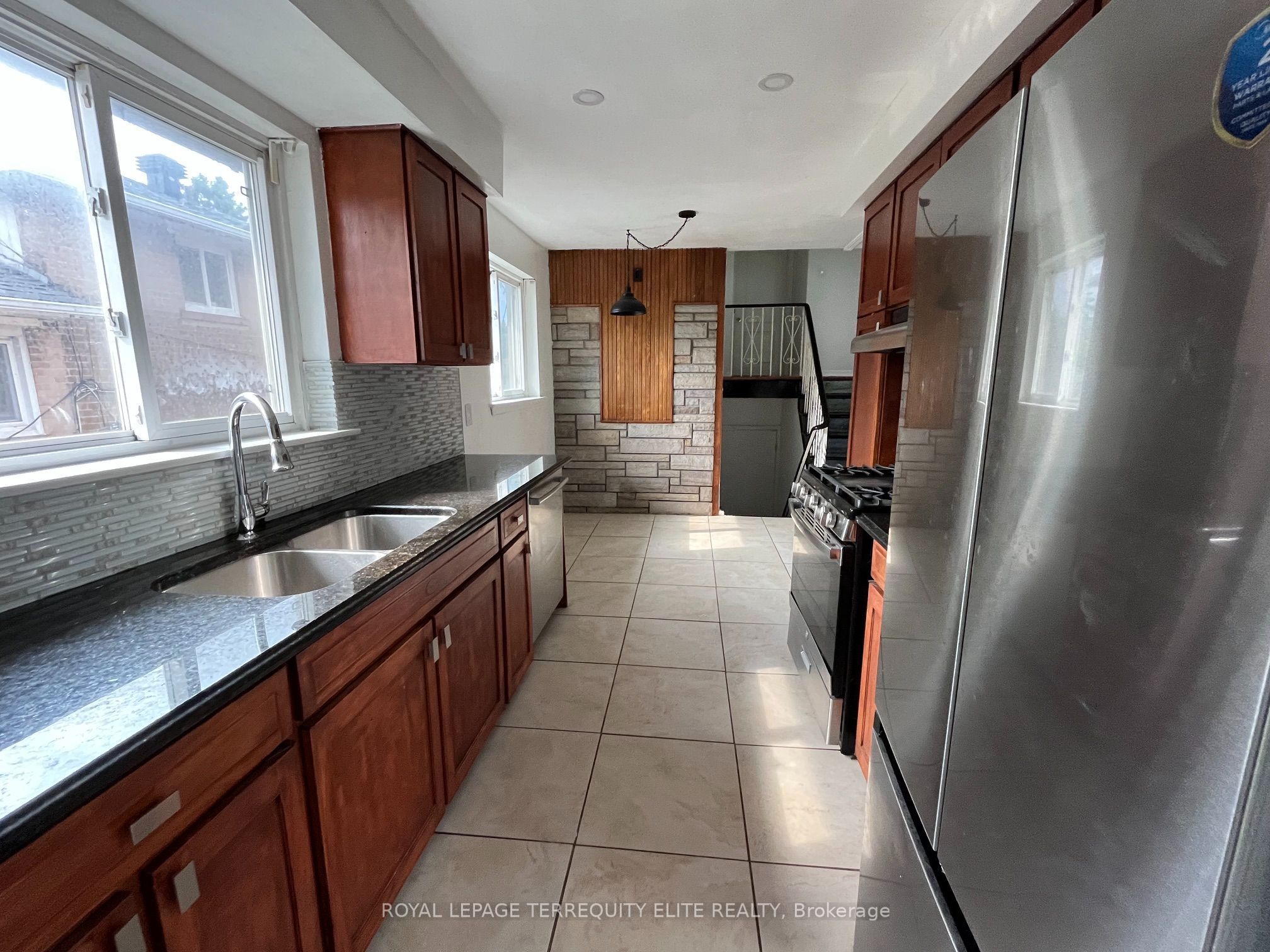 40 Pender Crescent Main & Upper, Toronto, ON M1T 2M7 photo 5