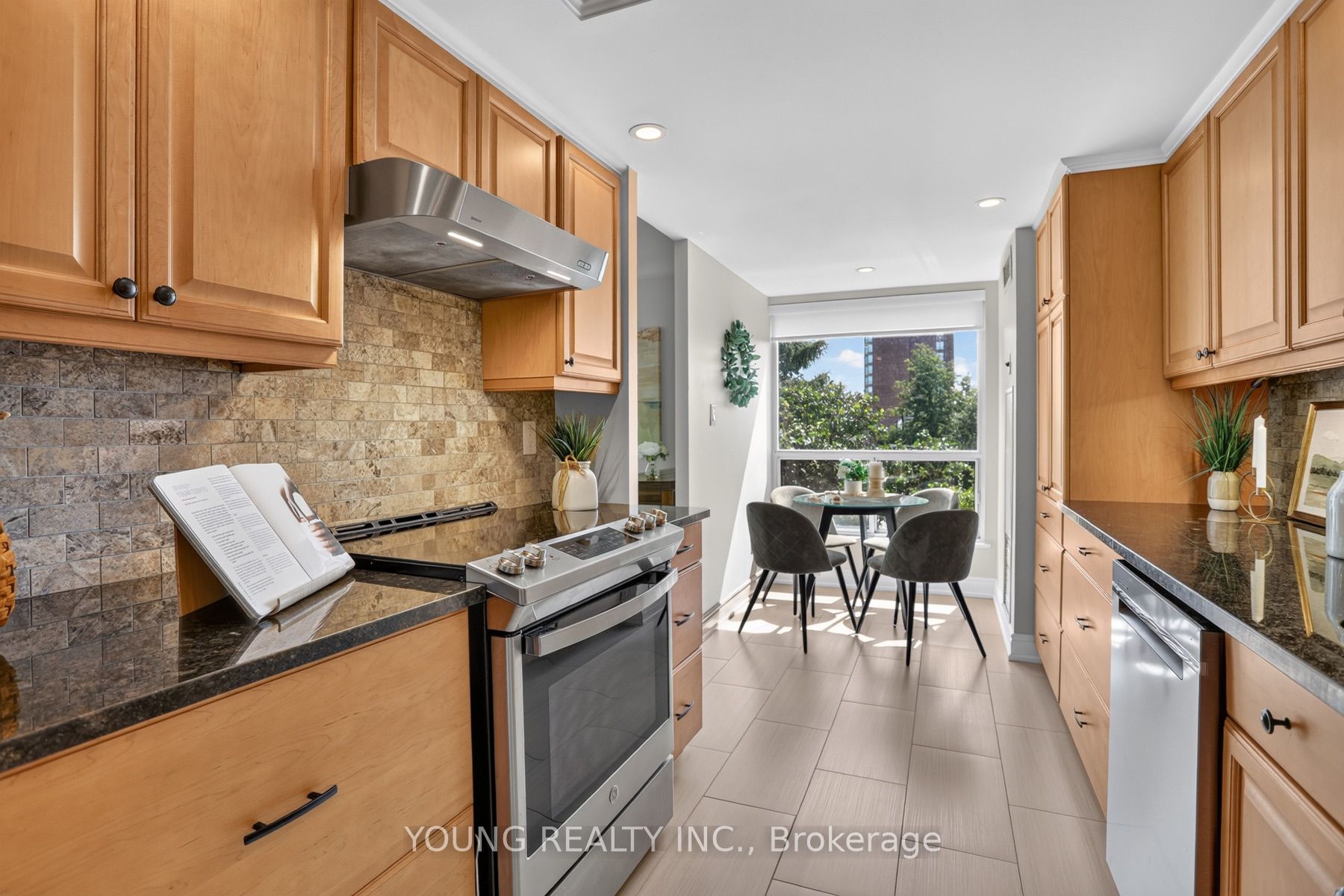 712 ROSSLAND Road E 203, Whitby, ON L1N 9E8 photo 3