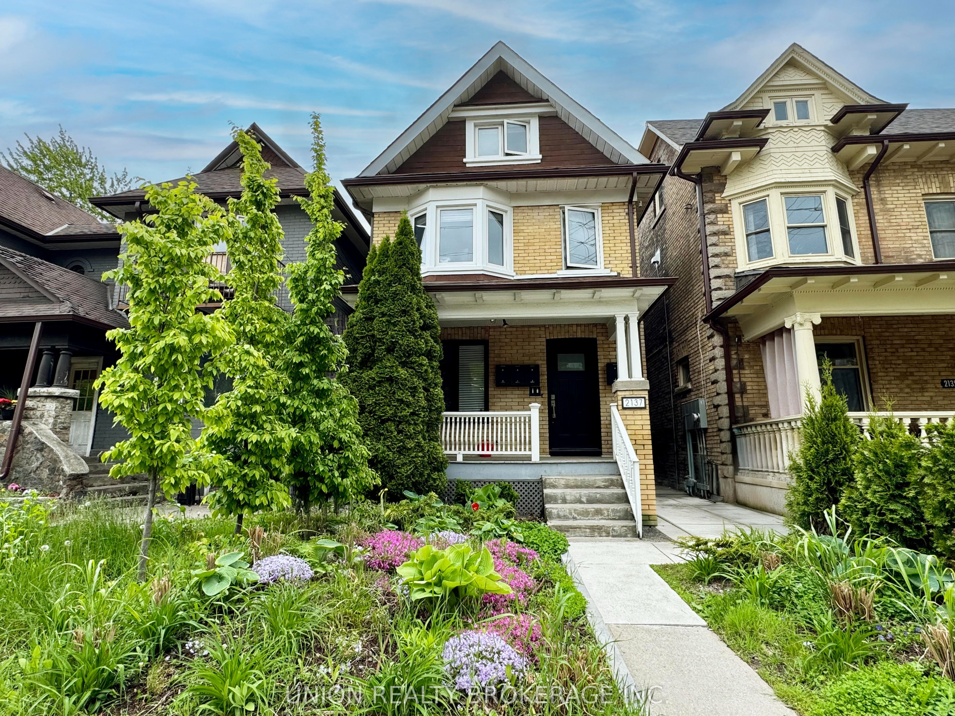 2137 Gerrard Street E Upper, Toronto, ON M4E 2C1