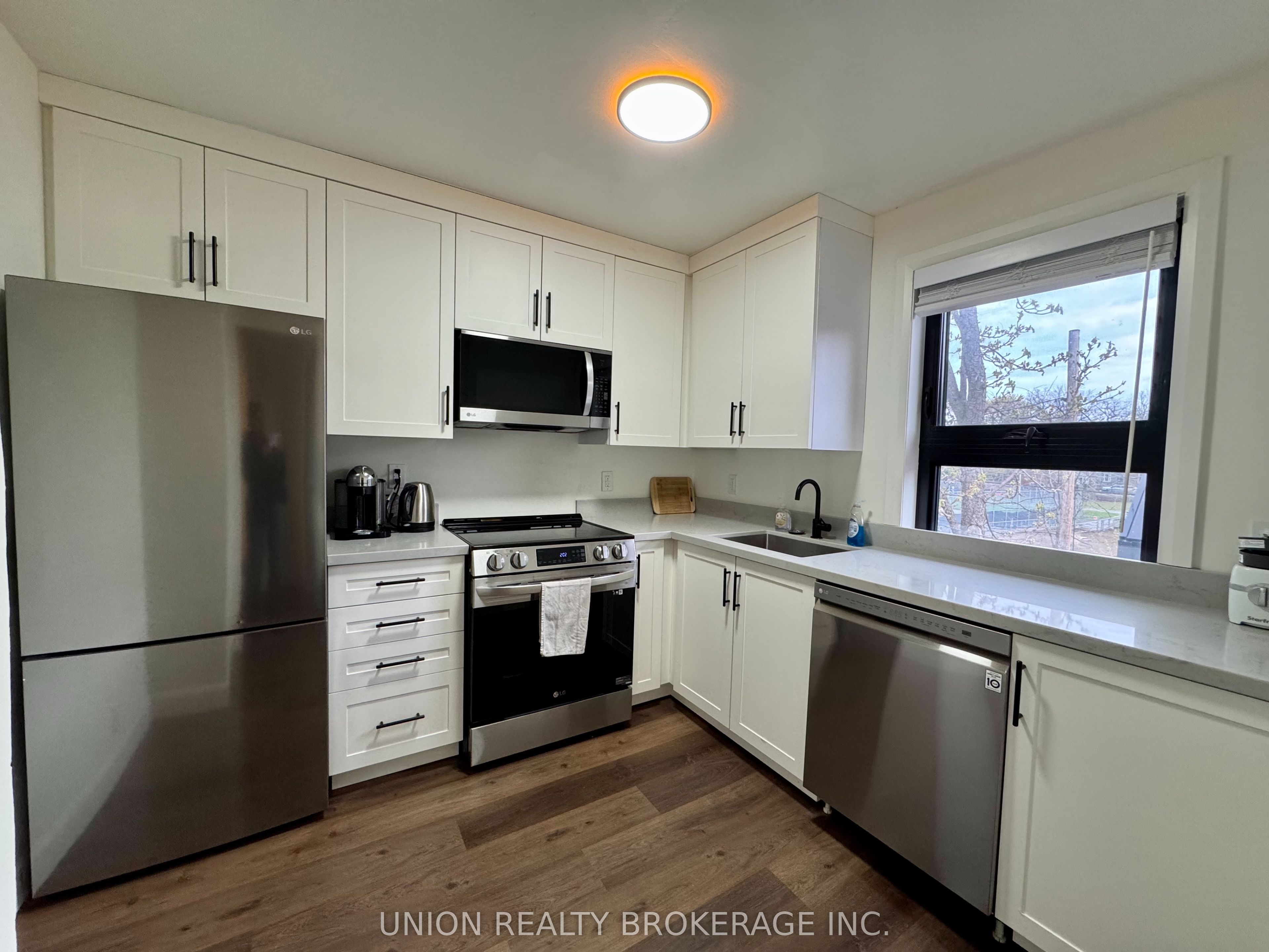 2137 Gerrard Street E Upper, Toronto, ON M4E 2C1 photo 2